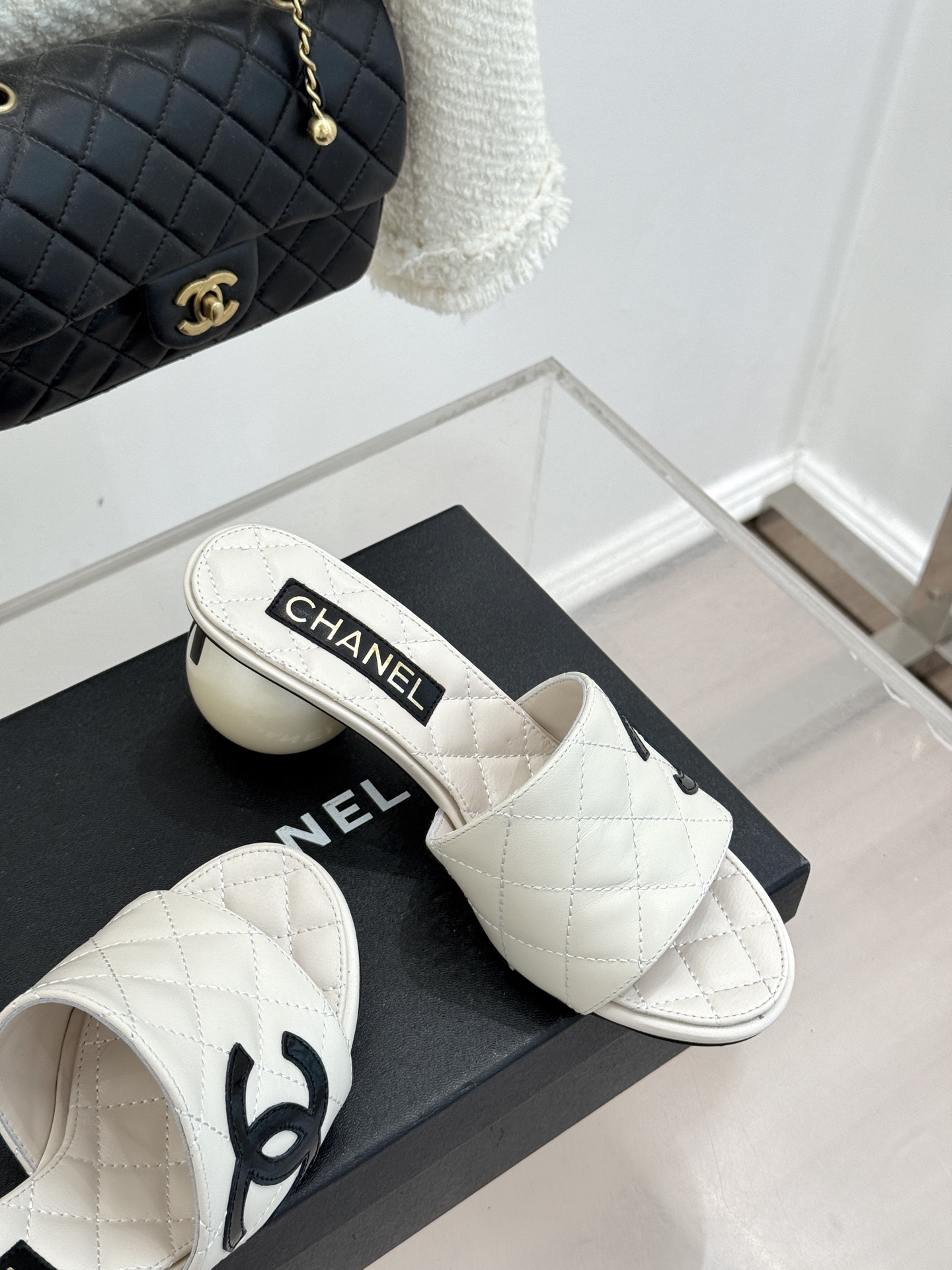 CHANE*｜小香经典巨型珍珠跟双C菱格拖鞋将法式浪漫与奢雅气场完美融合。经典菱格缝线复刻品牌精髓温润小