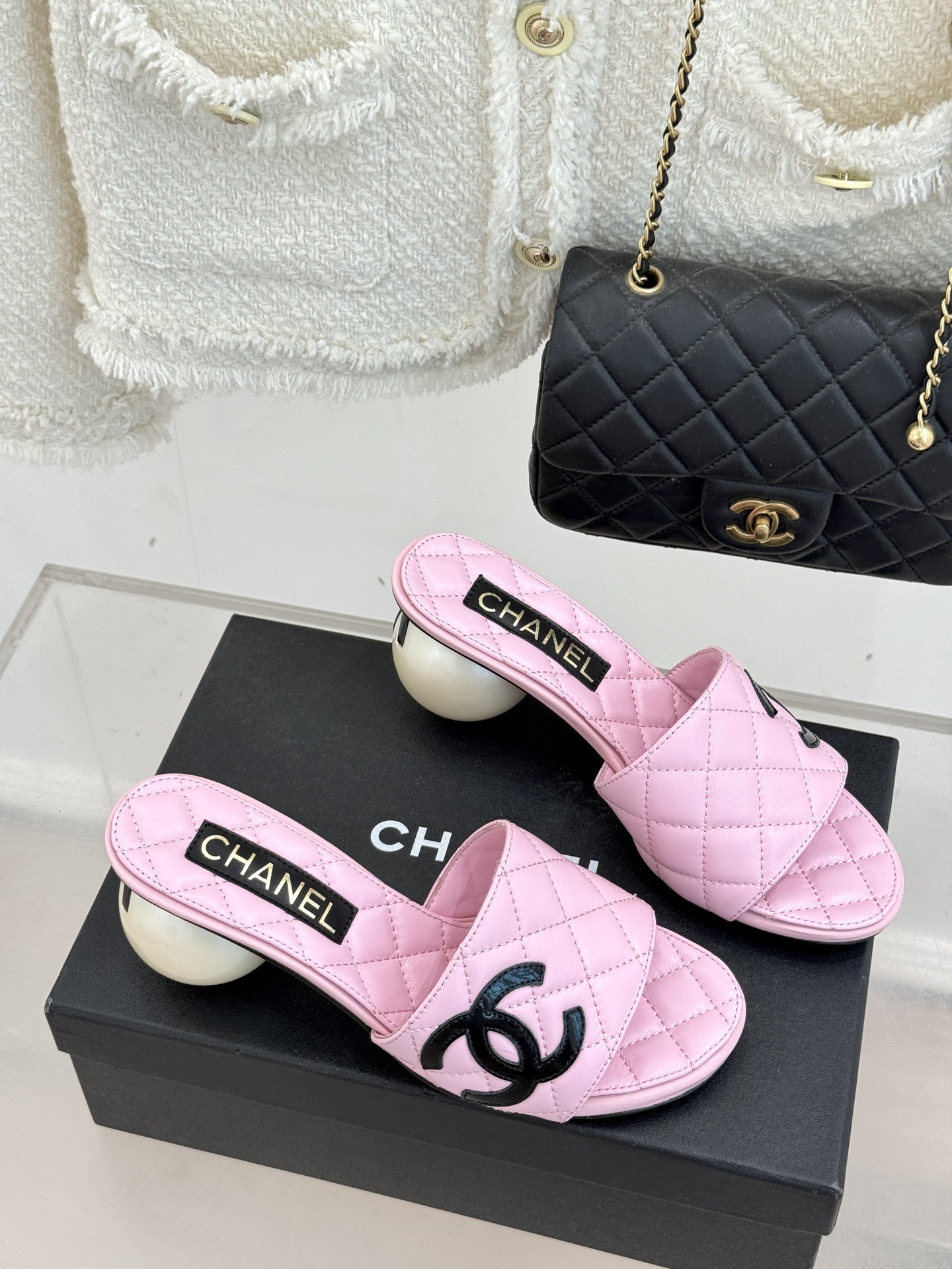 CHANE*｜小香经典巨型珍珠跟双C菱格拖鞋将法式浪漫与奢雅气场完美融合。经典菱格缝线复刻品牌精髓温润小