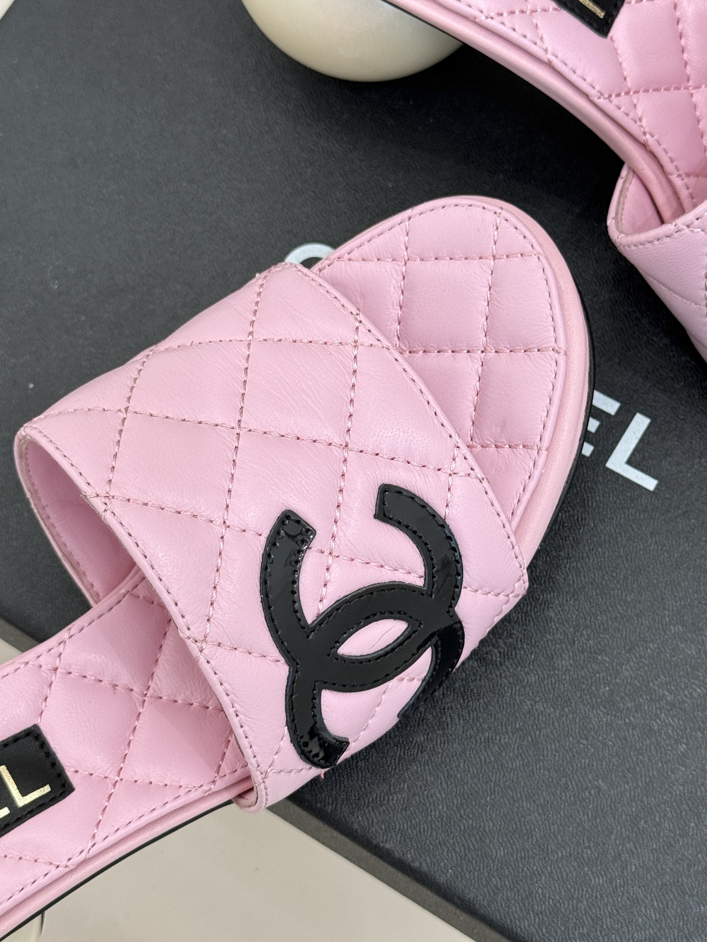 CHANE*｜小香经典巨型珍珠跟双C菱格拖鞋将法式浪漫与奢雅气场完美融合。经典菱格缝线复刻品牌精髓温润小