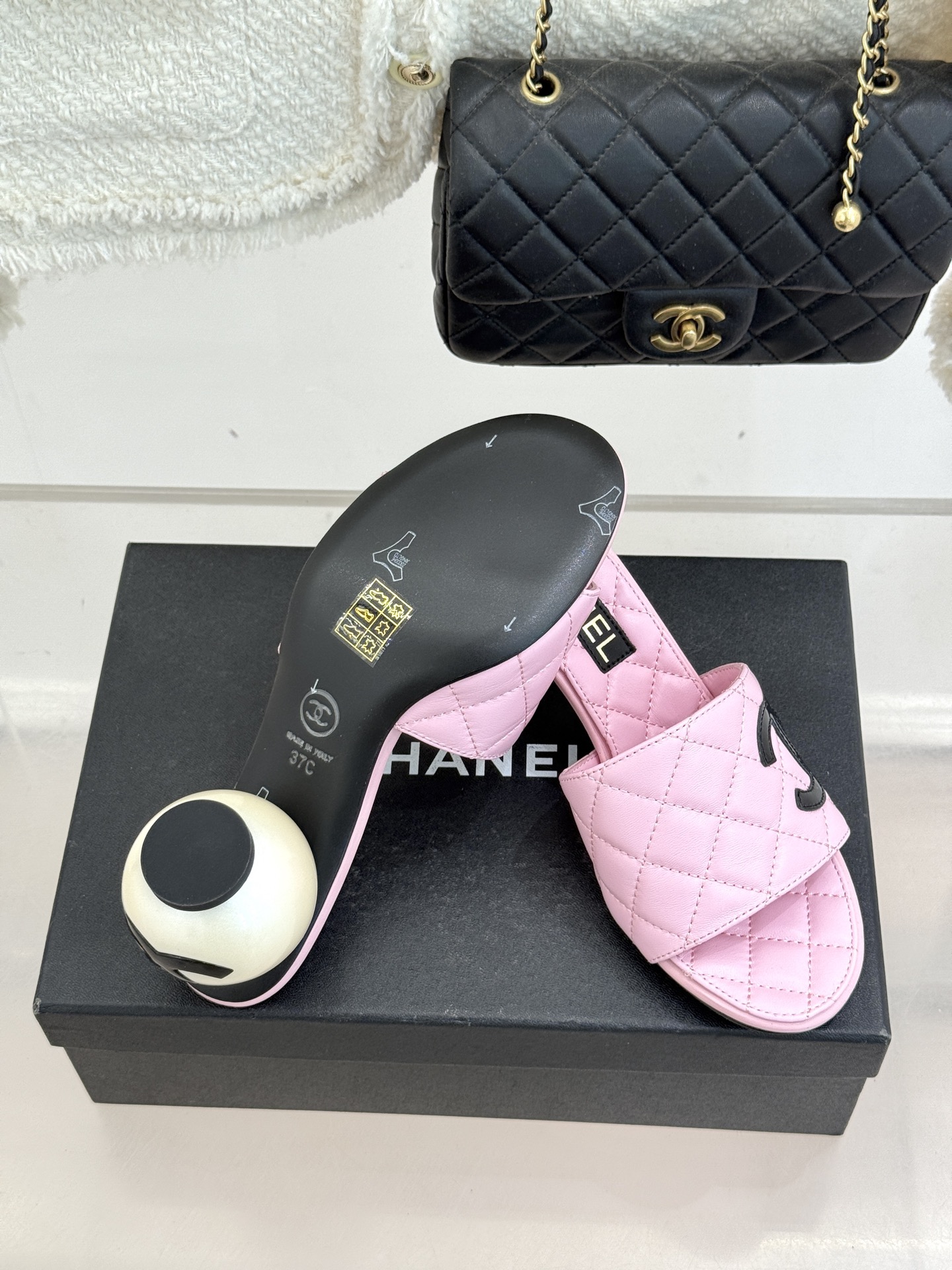 CHANE*｜小香经典巨型珍珠跟双C菱格拖鞋将法式浪漫与奢雅气场完美融合。经典菱格缝线复刻品牌精髓温润小