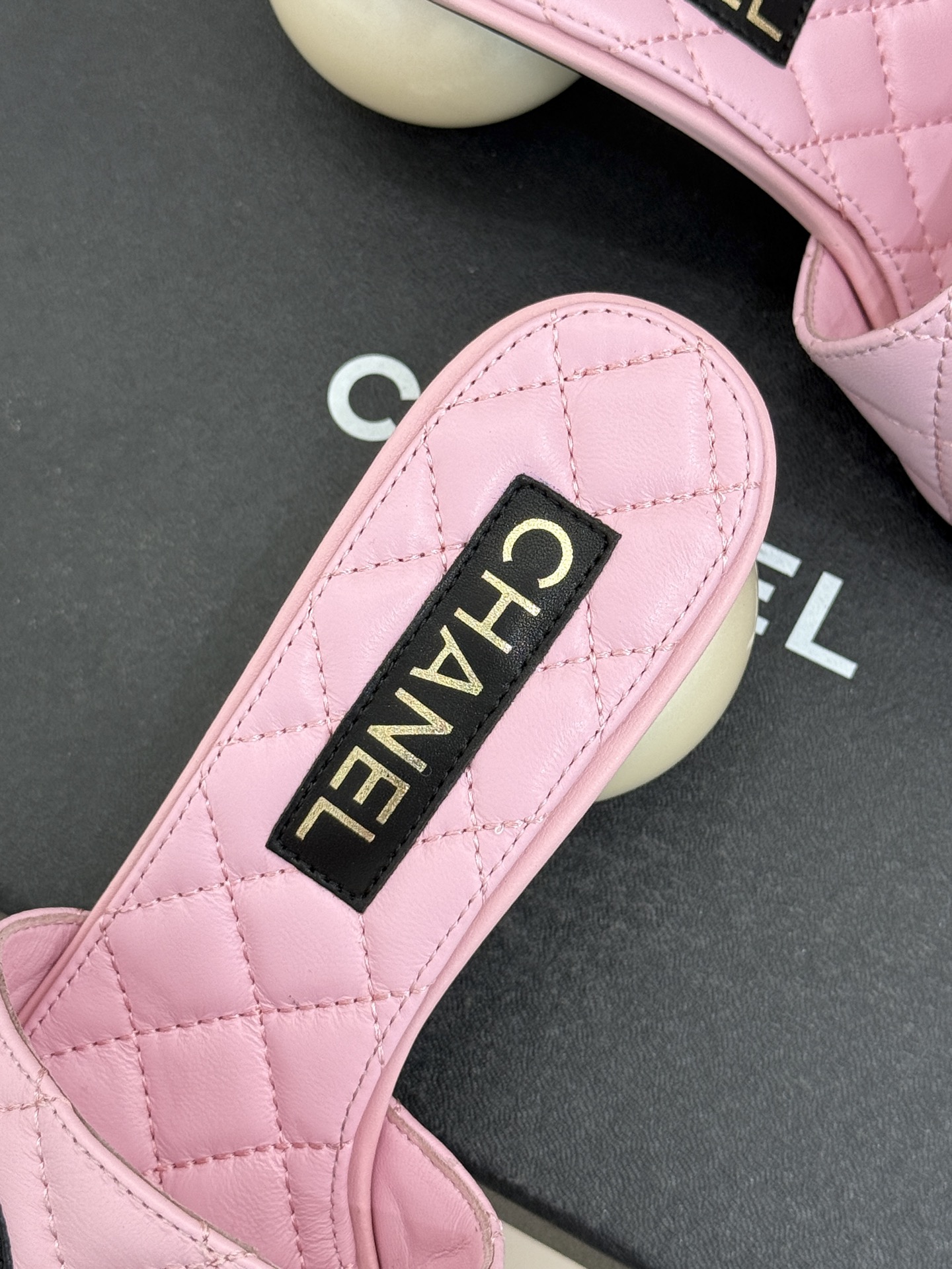 CHANE*｜小香经典巨型珍珠跟双C菱格拖鞋将法式浪漫与奢雅气场完美融合。经典菱格缝线复刻品牌精髓温润小