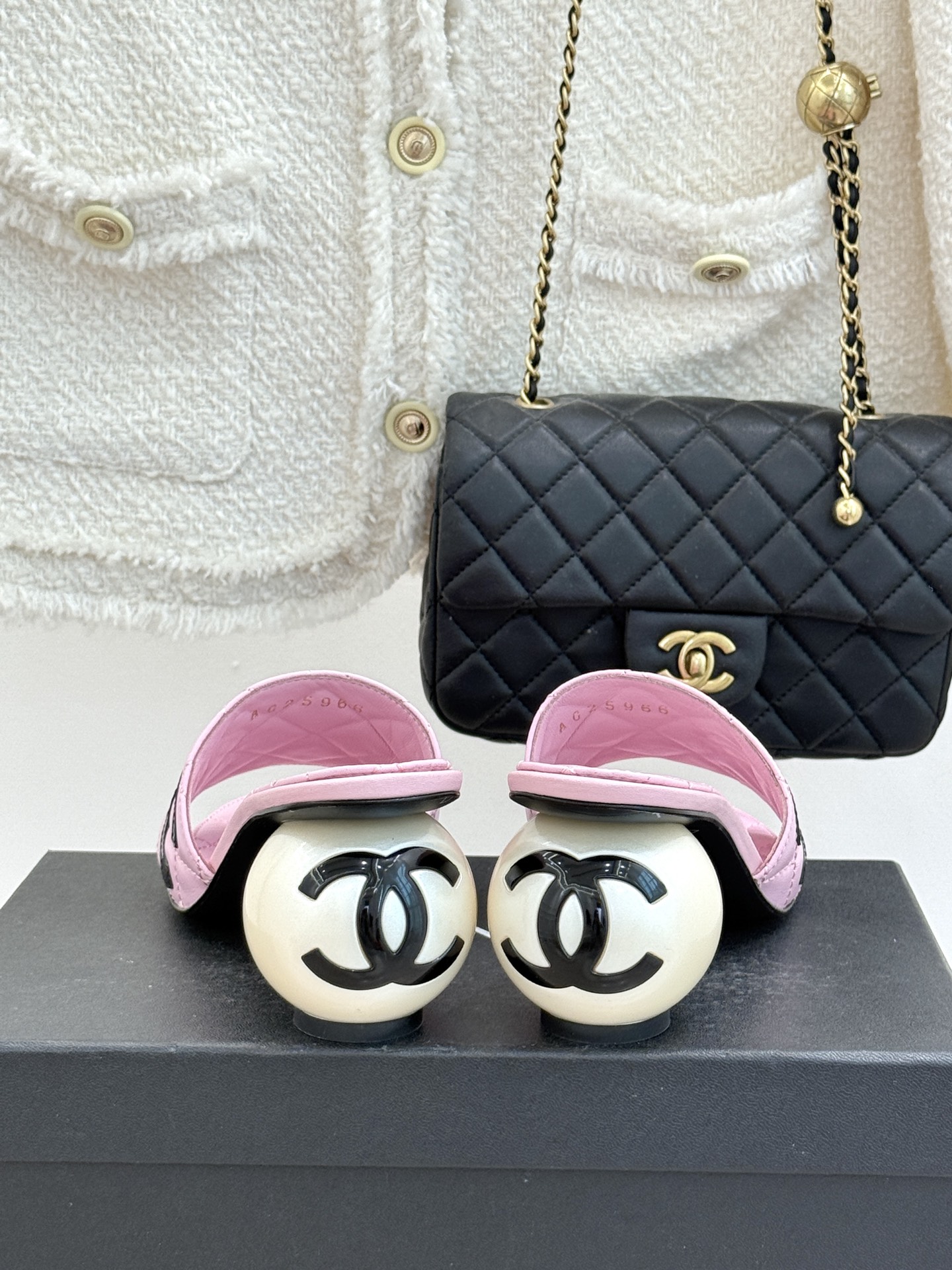 CHANE*｜小香经典巨型珍珠跟双C菱格拖鞋将法式浪漫与奢雅气场完美融合。经典菱格缝线复刻品牌精髓温润小