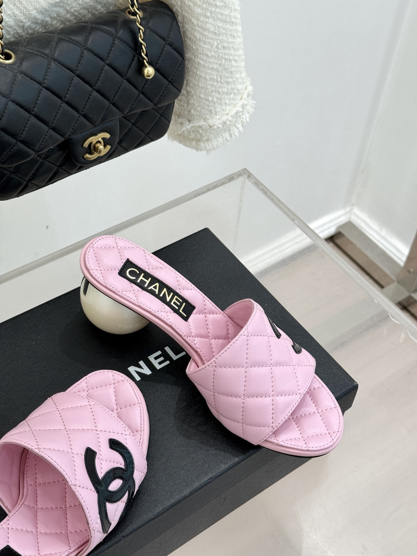 CHANE*｜小香经典巨型珍珠跟双C菱格拖鞋将法式浪漫与奢雅气场完美融合。经典菱格缝线复刻品牌精髓温润小