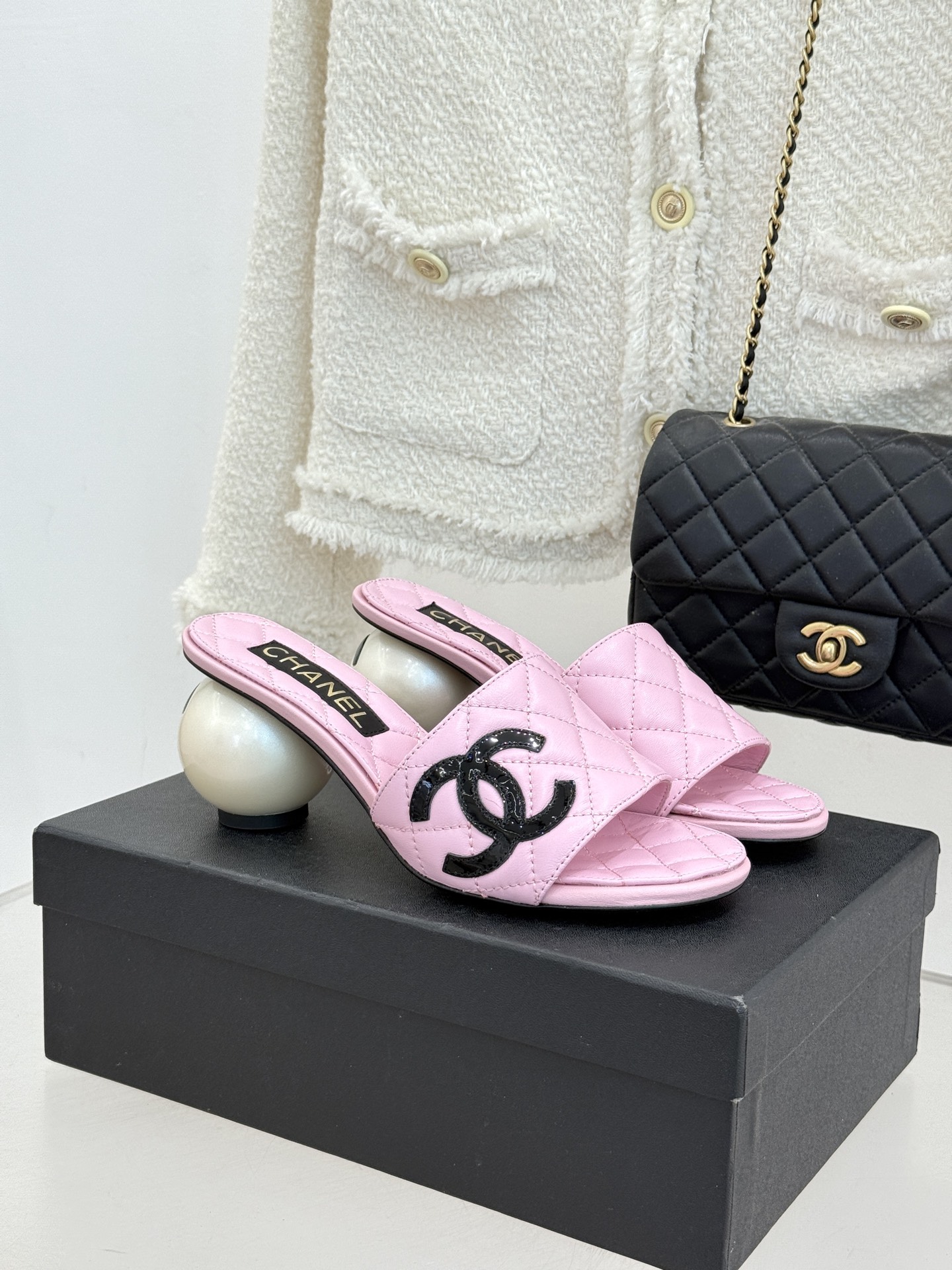CHANE*｜小香经典巨型珍珠跟双C菱格拖鞋将法式浪漫与奢雅气场完美融合。经典菱格缝线复刻品牌精髓温润小