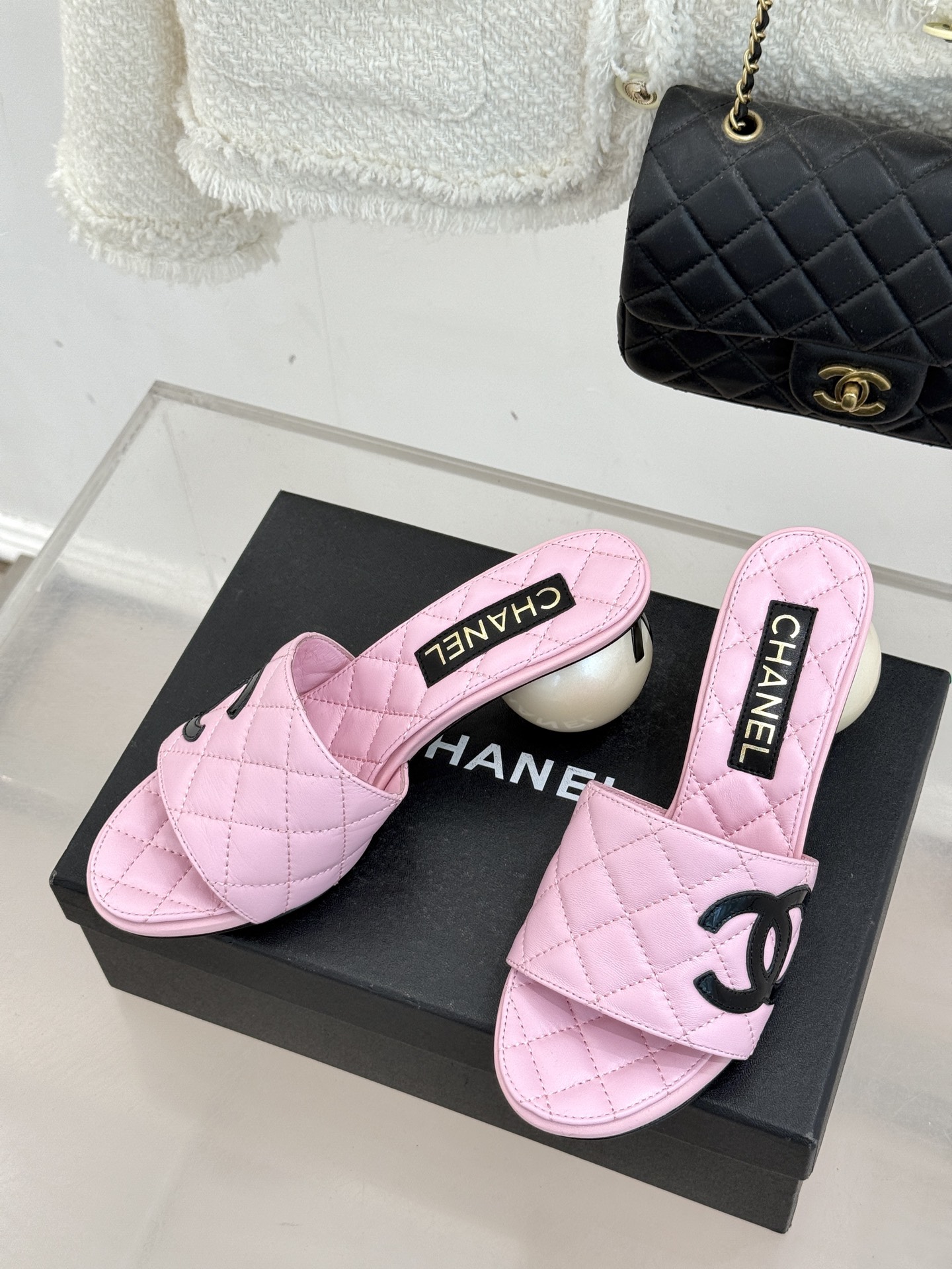 CHANE*｜小香经典巨型珍珠跟双C菱格拖鞋将法式浪漫与奢雅气场完美融合。经典菱格缝线复刻品牌精髓温润小