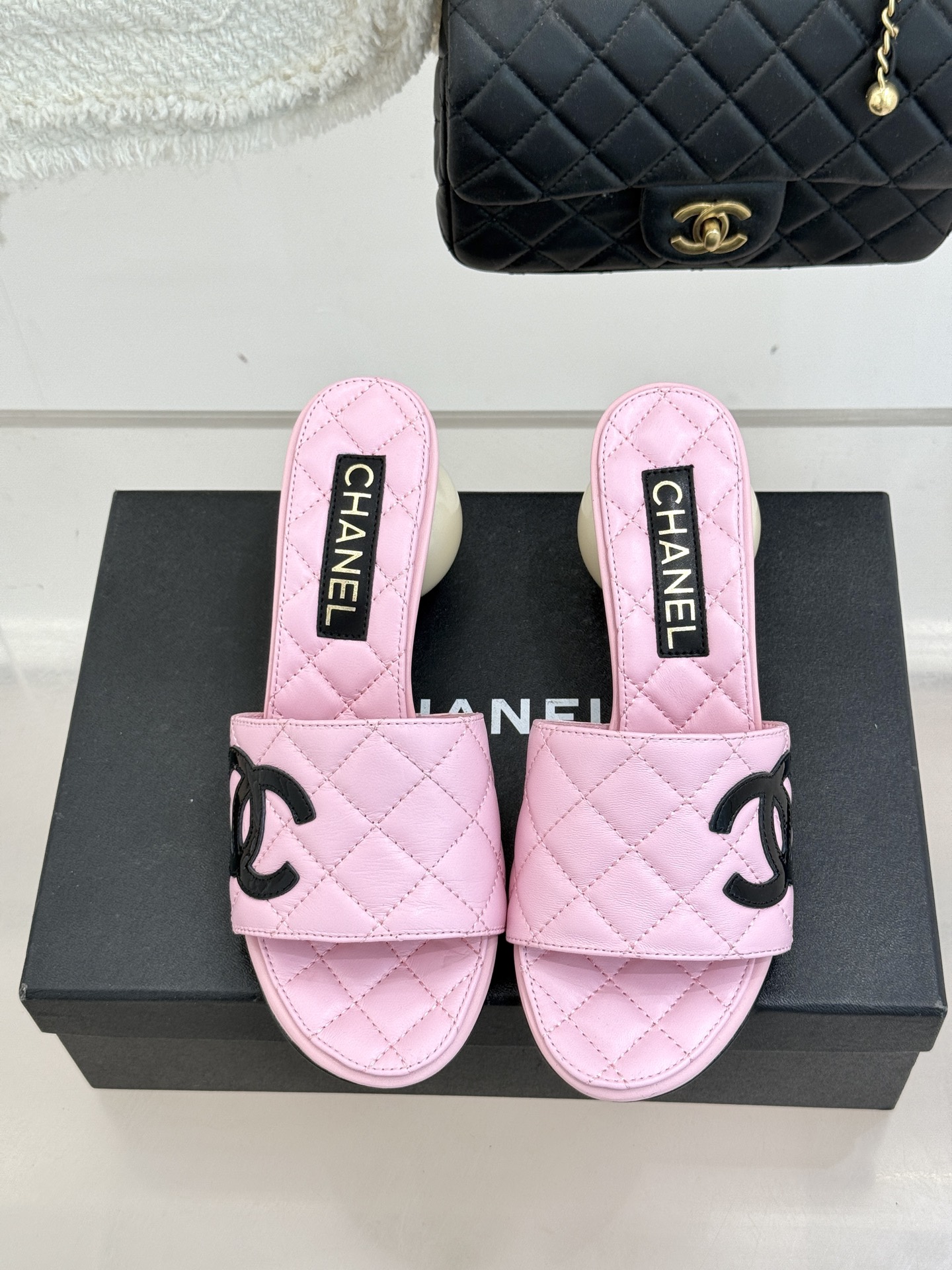 CHANE*｜小香经典巨型珍珠跟双C菱格拖鞋将法式浪漫与奢雅气场完美融合。经典菱格缝线复刻品牌精髓温润小