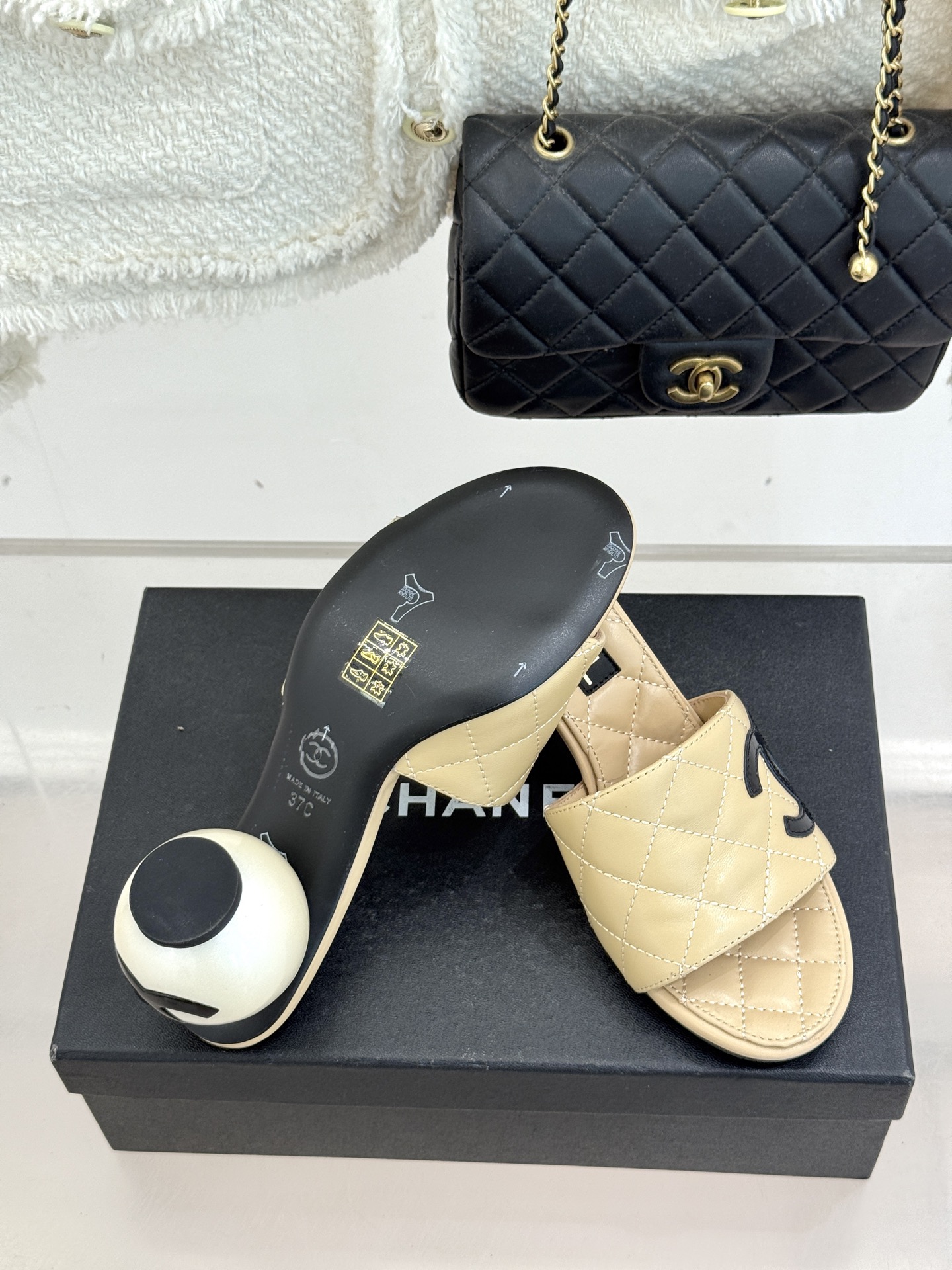 CHANE*｜小香经典巨型珍珠跟双C菱格拖鞋将法式浪漫与奢雅气场完美融合。经典菱格缝线复刻品牌精髓温润小