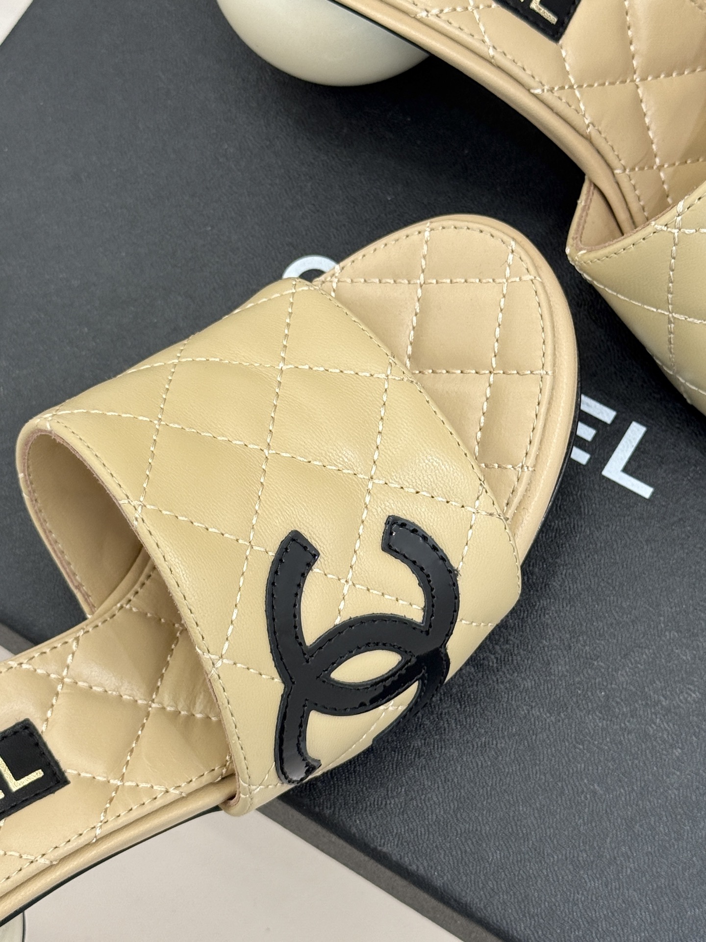 CHANE*｜小香经典巨型珍珠跟双C菱格拖鞋将法式浪漫与奢雅气场完美融合。经典菱格缝线复刻品牌精髓温润小