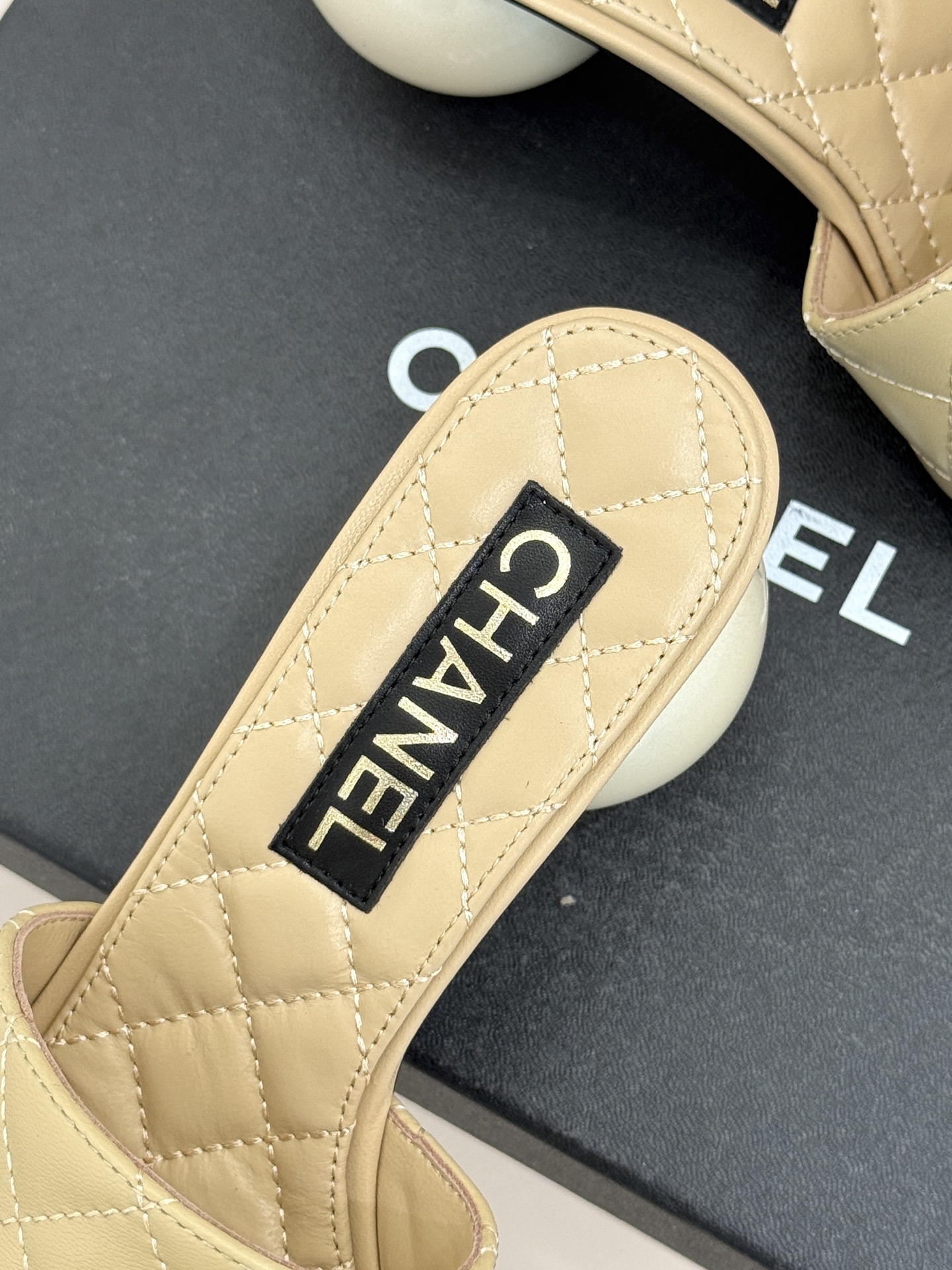 CHANE*｜小香经典巨型珍珠跟双C菱格拖鞋将法式浪漫与奢雅气场完美融合。经典菱格缝线复刻品牌精髓温润小