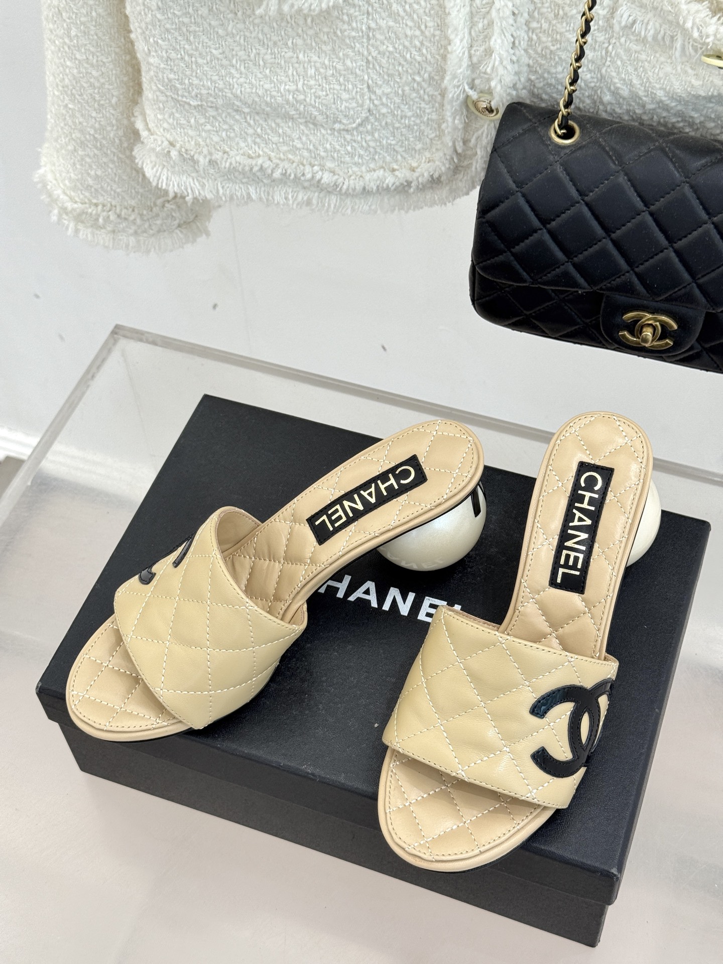 CHANE*｜小香经典巨型珍珠跟双C菱格拖鞋将法式浪漫与奢雅气场完美融合。经典菱格缝线复刻品牌精髓温润小