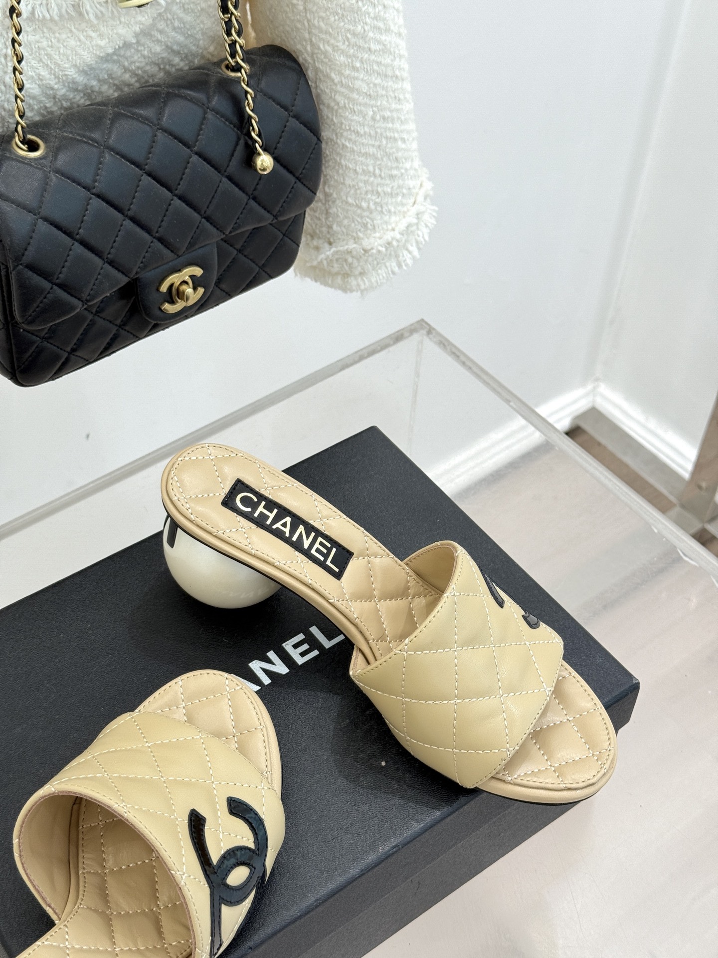 CHANE*｜小香经典巨型珍珠跟双C菱格拖鞋将法式浪漫与奢雅气场完美融合。经典菱格缝线复刻品牌精髓温润小