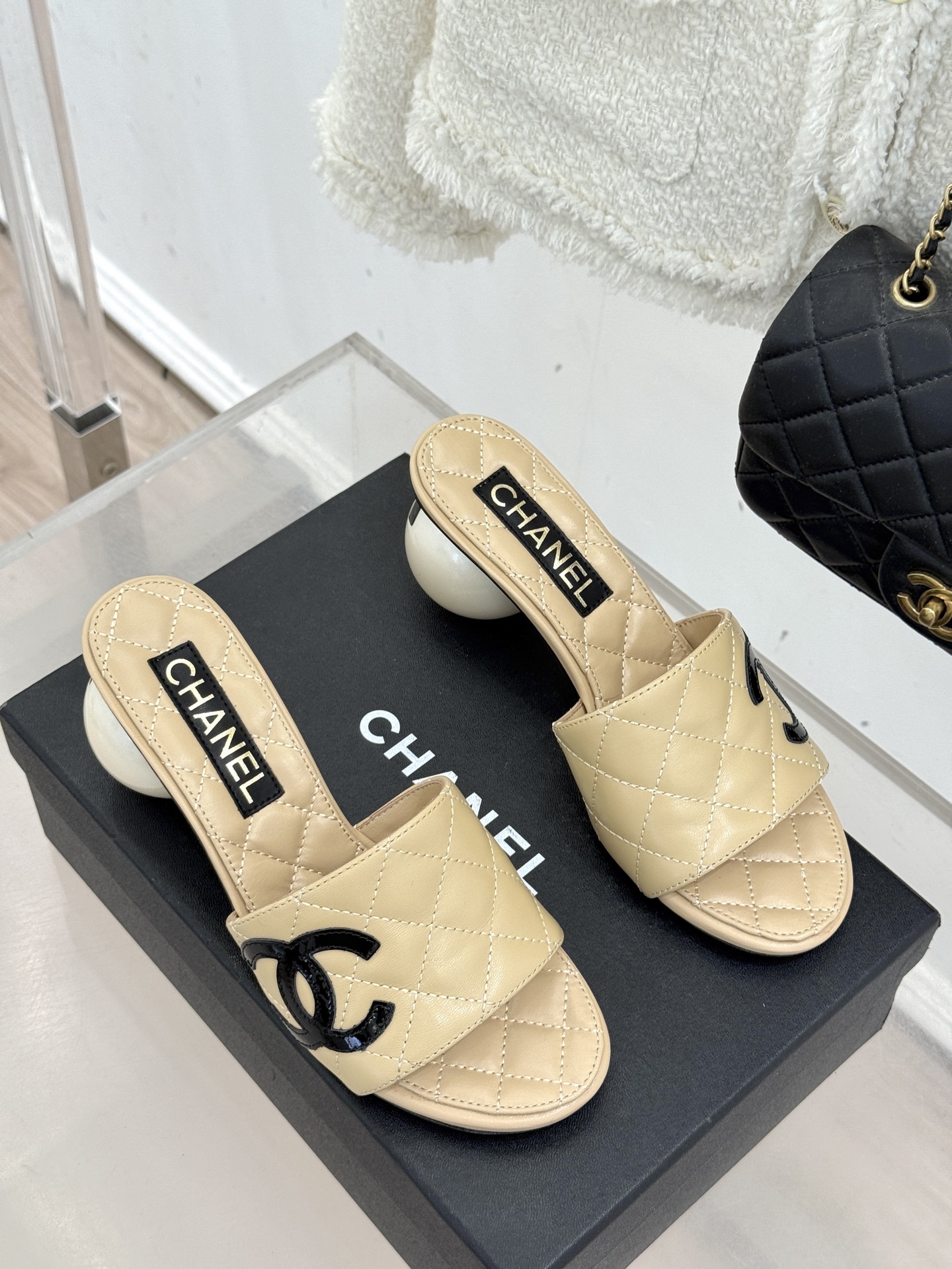 CHANE*｜小香经典巨型珍珠跟双C菱格拖鞋将法式浪漫与奢雅气场完美融合。经典菱格缝线复刻品牌精髓温润小