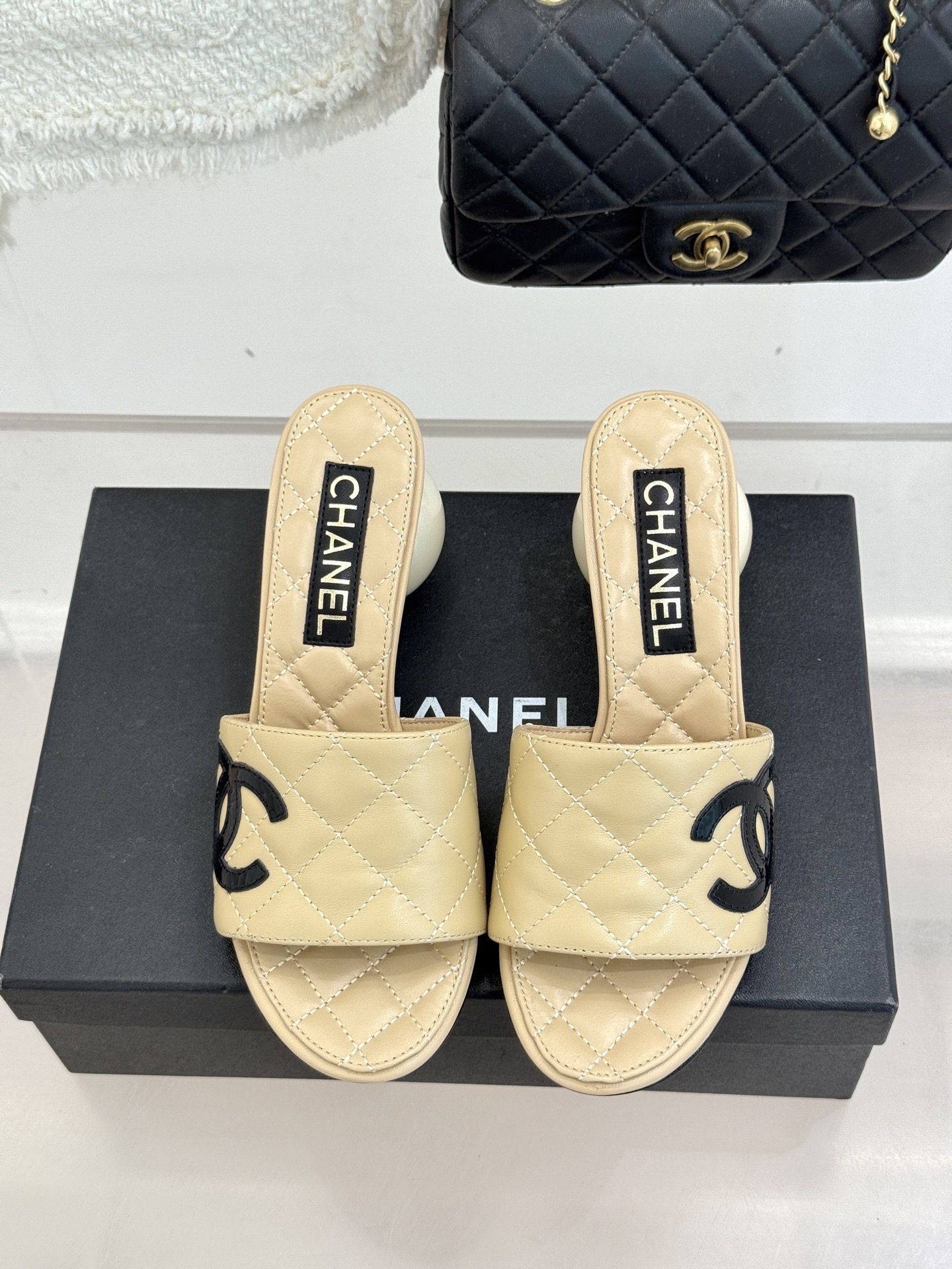 CHANE*｜小香经典巨型珍珠跟双C菱格拖鞋将法式浪漫与奢雅气场完美融合。经典菱格缝线复刻品牌精髓温润小