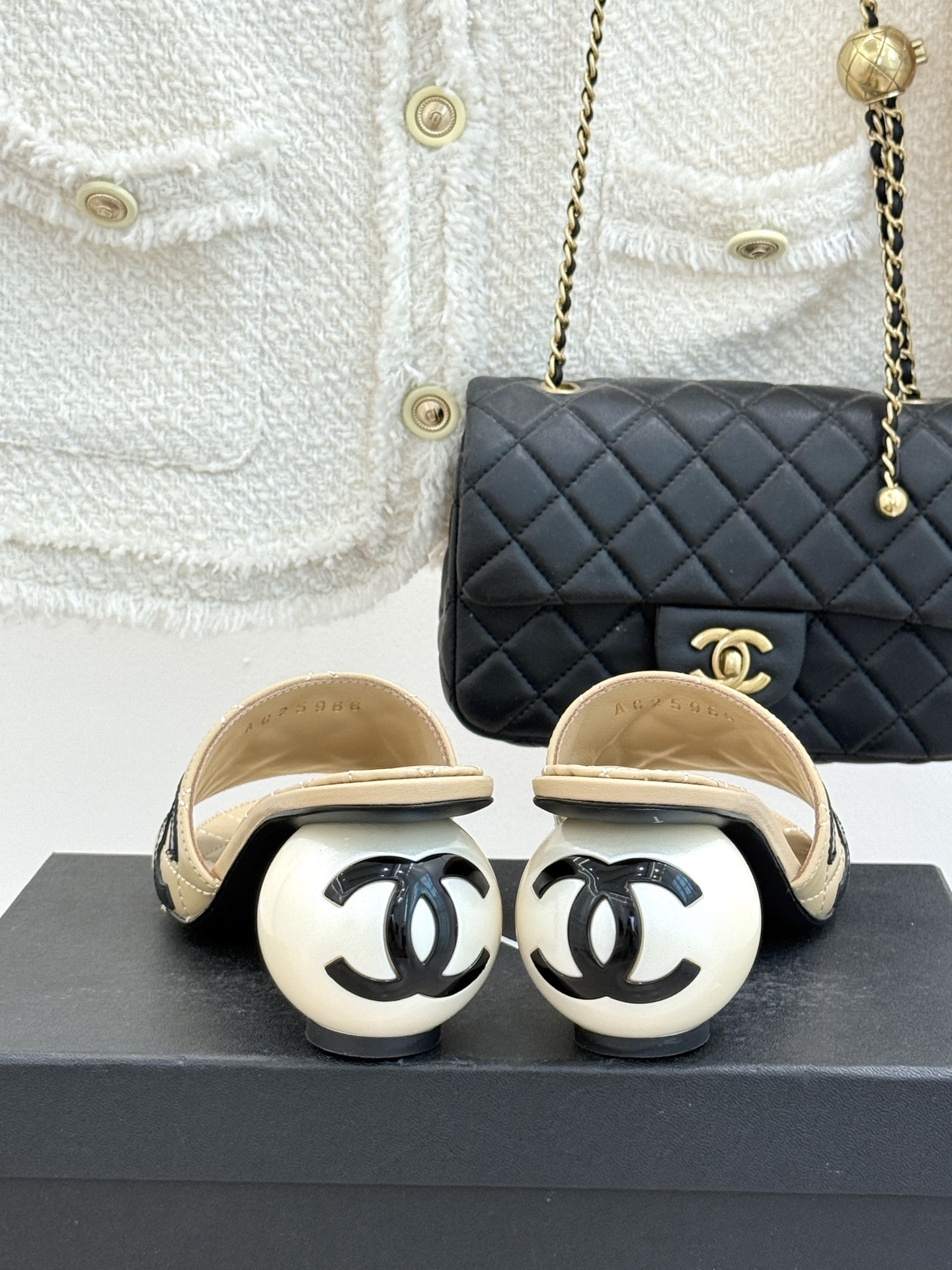 CHANE*｜小香经典巨型珍珠跟双C菱格拖鞋将法式浪漫与奢雅气场完美融合。经典菱格缝线复刻品牌精髓温润小