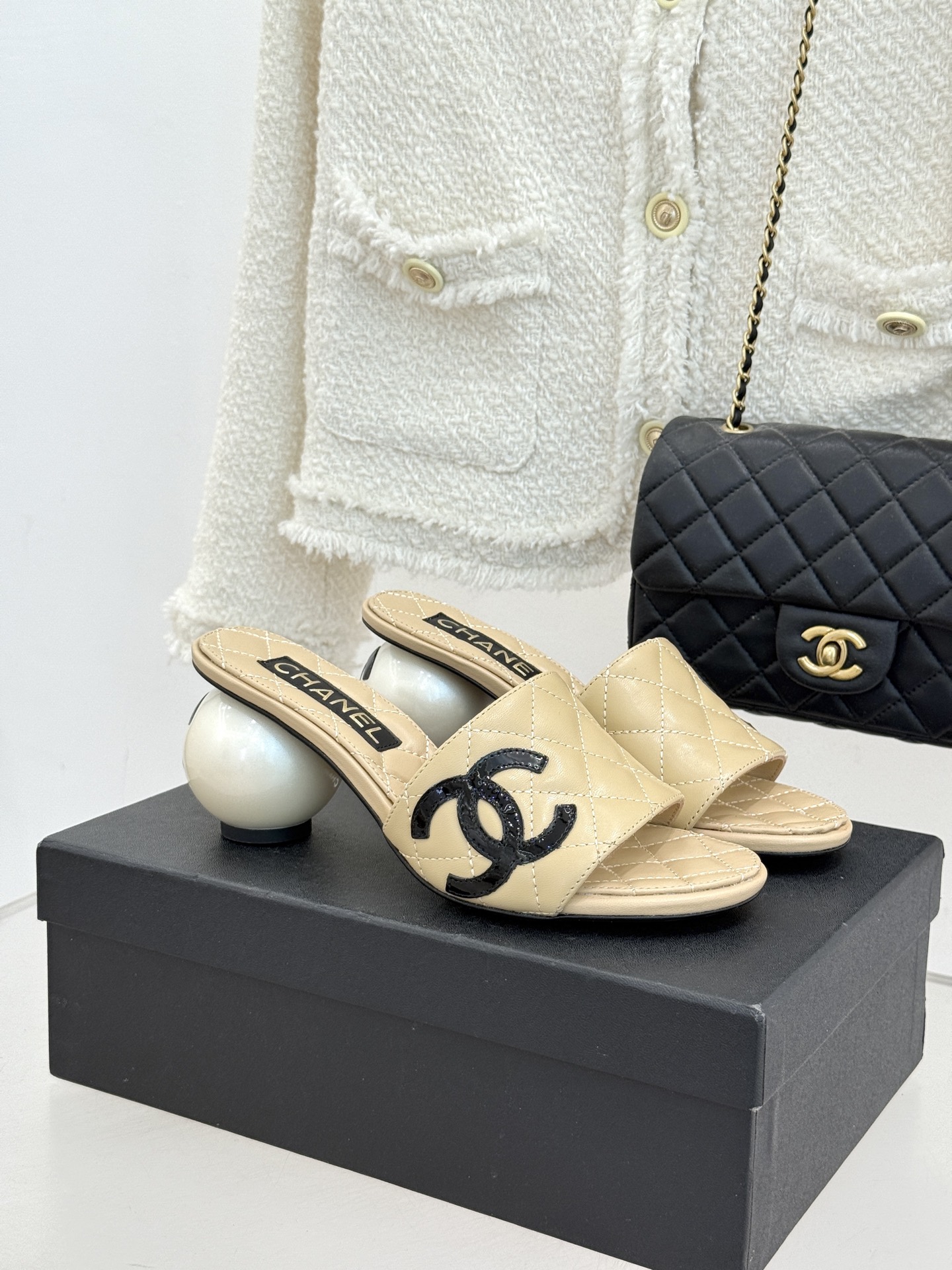 CHANE*｜小香经典巨型珍珠跟双C菱格拖鞋将法式浪漫与奢雅气场完美融合。经典菱格缝线复刻品牌精髓温润小