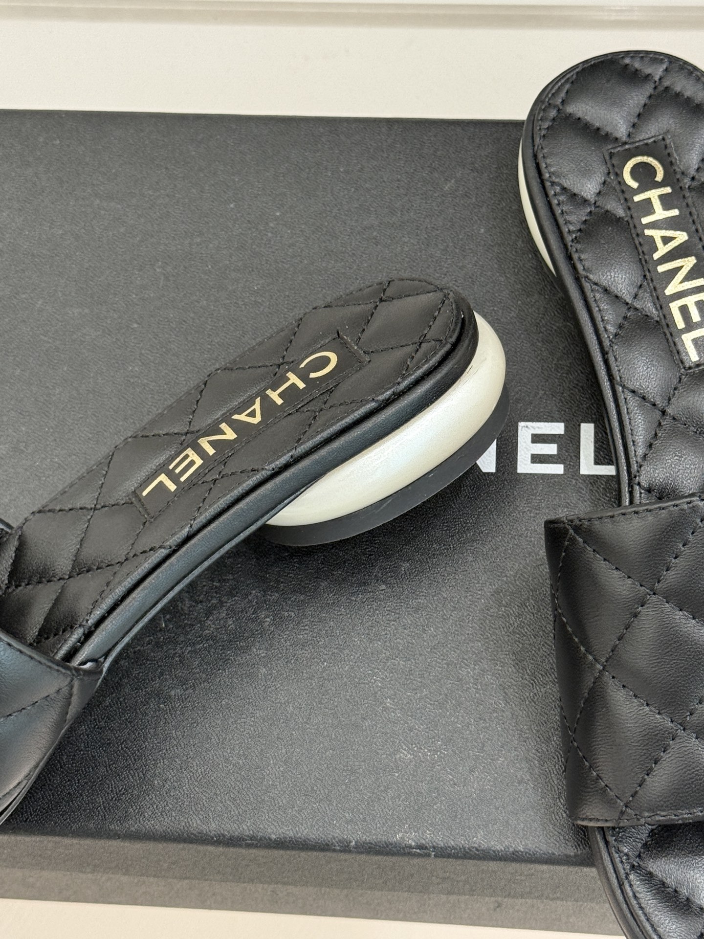 CHANE*｜小香经典巨型珍珠跟双C菱格拖鞋将法式浪漫与奢雅气场完美融合。经典菱格缝线复刻品牌精髓温润小