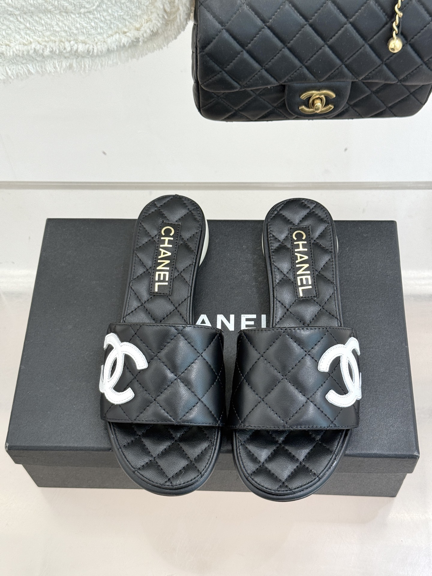 CHANE*｜小香经典巨型珍珠跟双C菱格拖鞋将法式浪漫与奢雅气场完美融合。经典菱格缝线复刻品牌精髓温润小