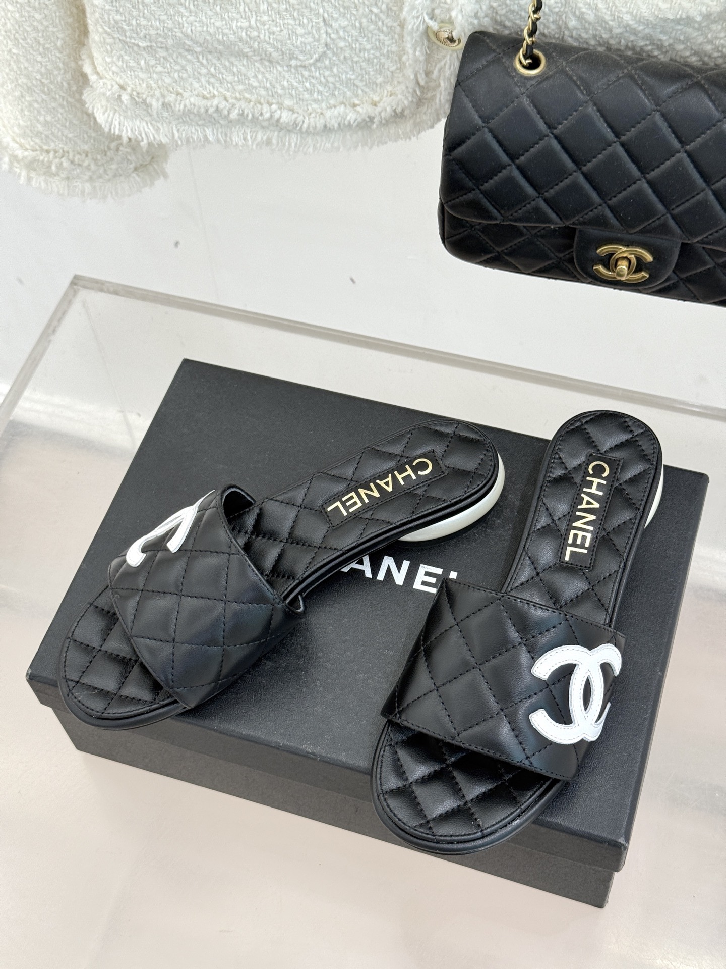 CHANE*｜小香经典巨型珍珠跟双C菱格拖鞋将法式浪漫与奢雅气场完美融合。经典菱格缝线复刻品牌精髓温润小