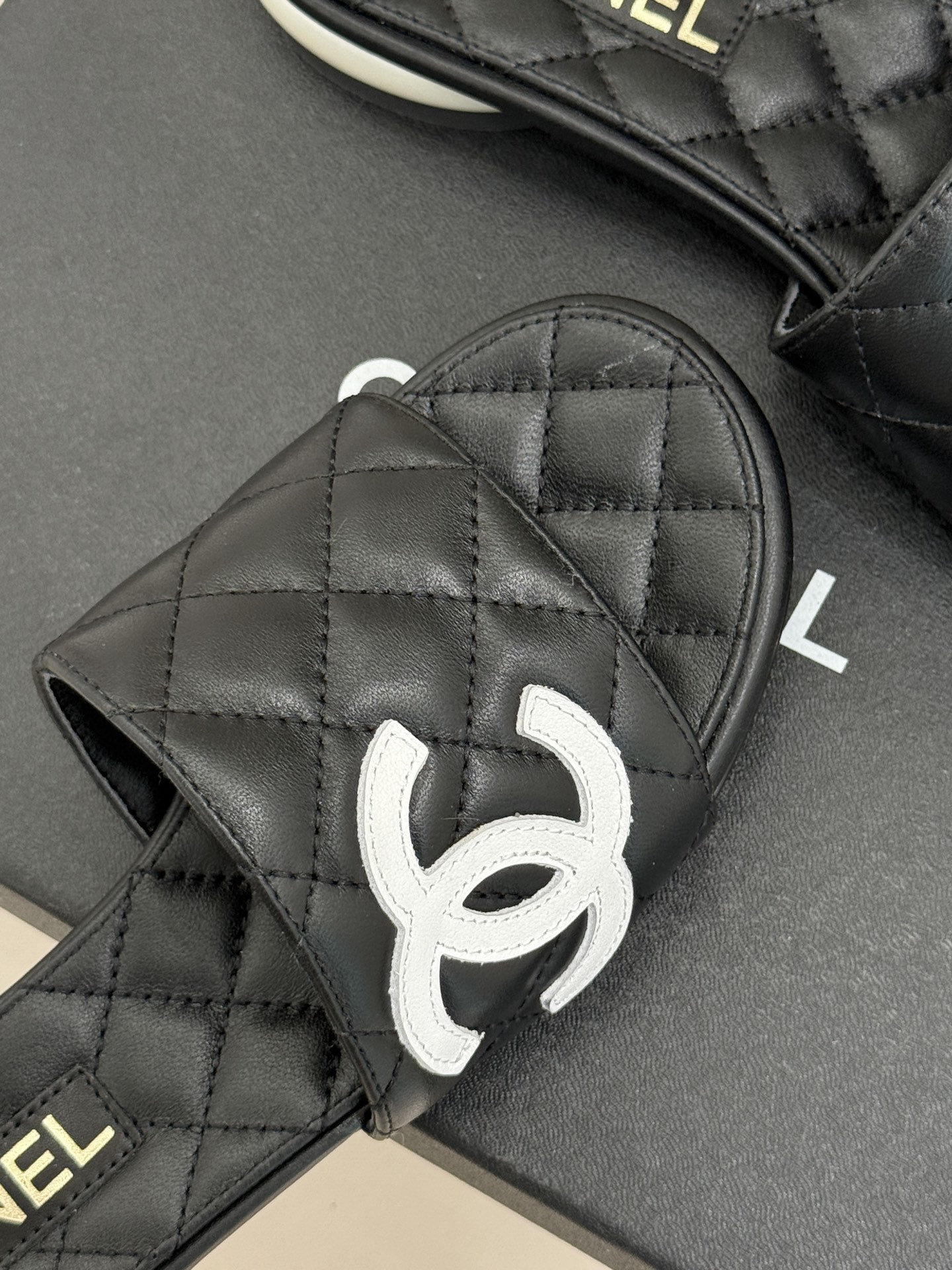 CHANE*｜小香经典巨型珍珠跟双C菱格拖鞋将法式浪漫与奢雅气场完美融合。经典菱格缝线复刻品牌精髓温润小