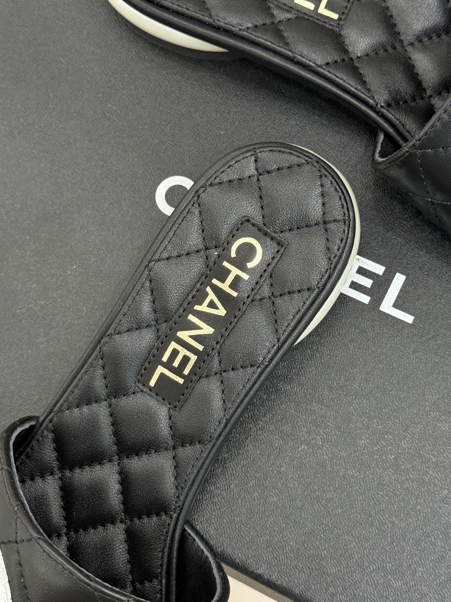 CHANE*｜小香经典巨型珍珠跟双C菱格拖鞋将法式浪漫与奢雅气场完美融合。经典菱格缝线复刻品牌精髓温润小