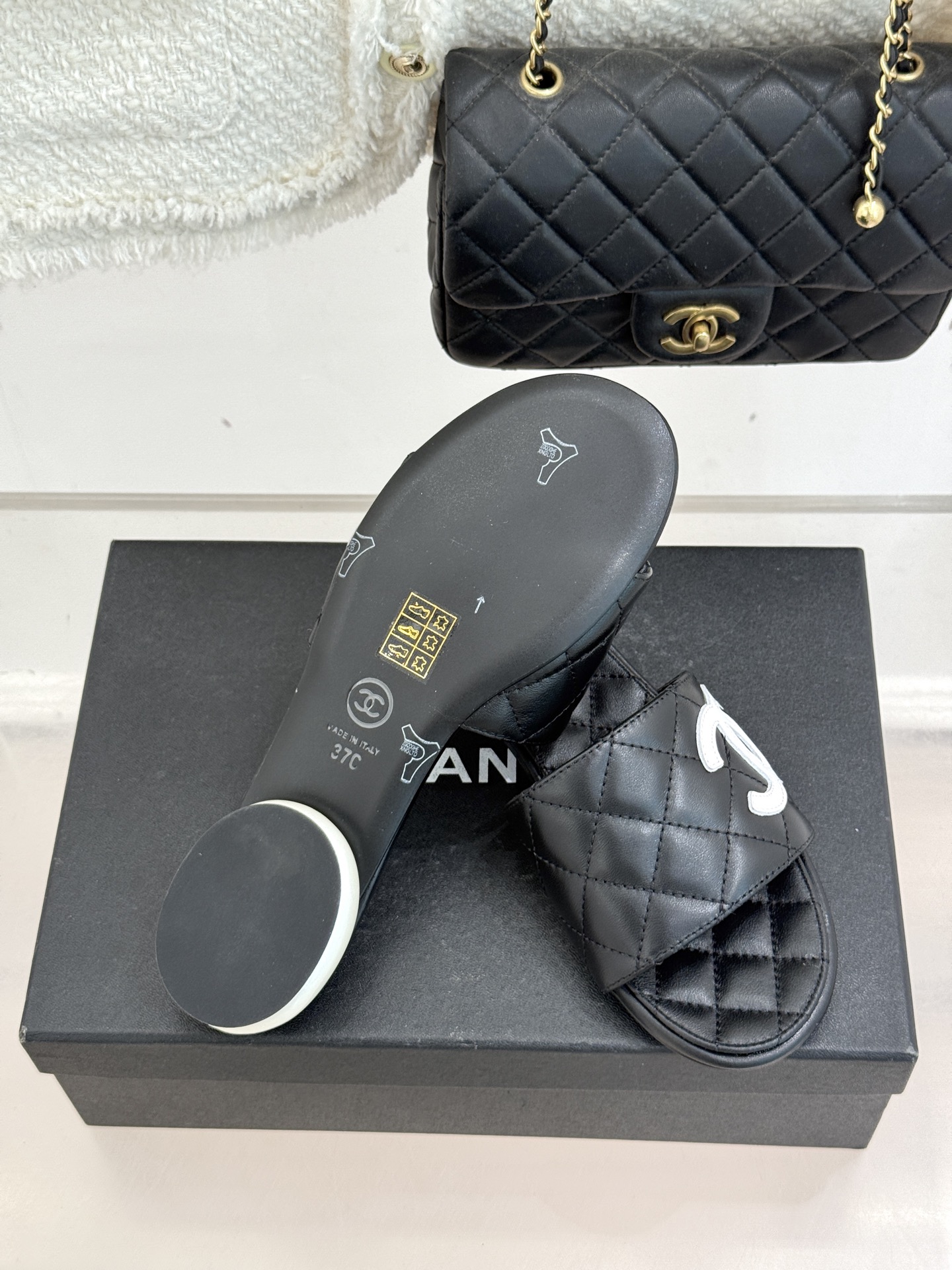 CHANE*｜小香经典巨型珍珠跟双C菱格拖鞋将法式浪漫与奢雅气场完美融合。经典菱格缝线复刻品牌精髓温润小