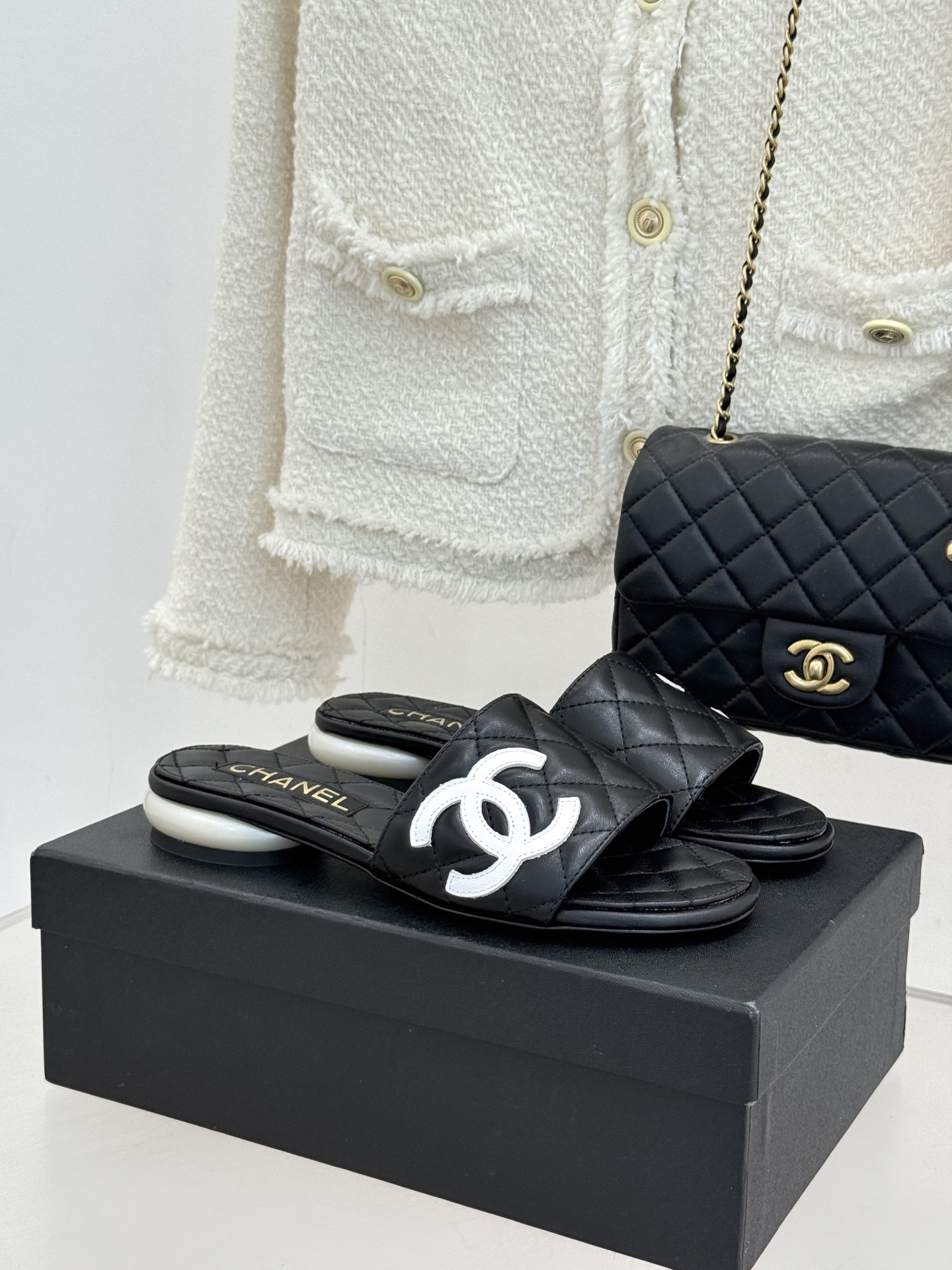 CHANE*｜小香经典巨型珍珠跟双C菱格拖鞋将法式浪漫与奢雅气场完美融合。经典菱格缝线复刻品牌精髓温润小