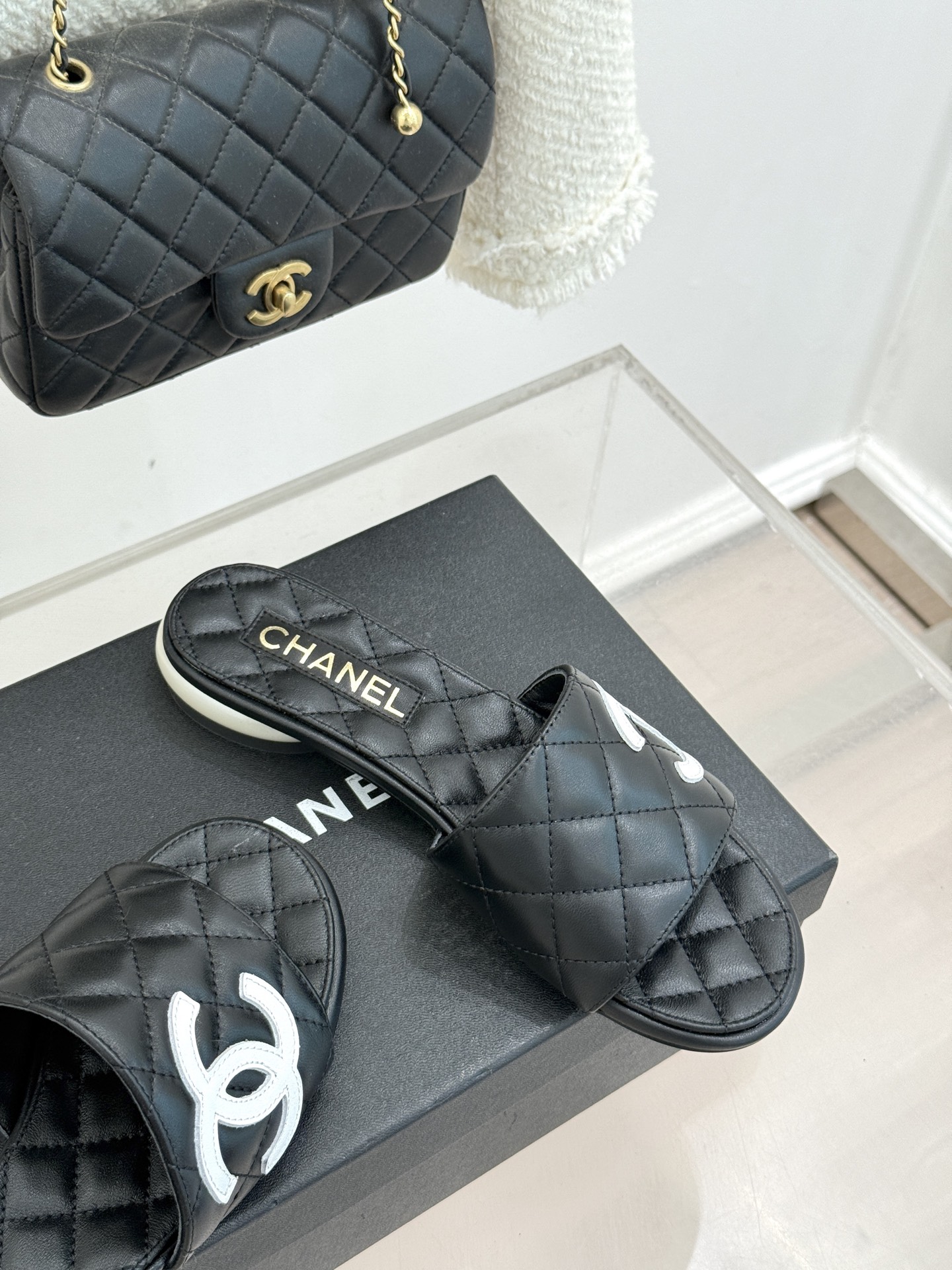 CHANE*｜小香经典巨型珍珠跟双C菱格拖鞋将法式浪漫与奢雅气场完美融合。经典菱格缝线复刻品牌精髓温润小