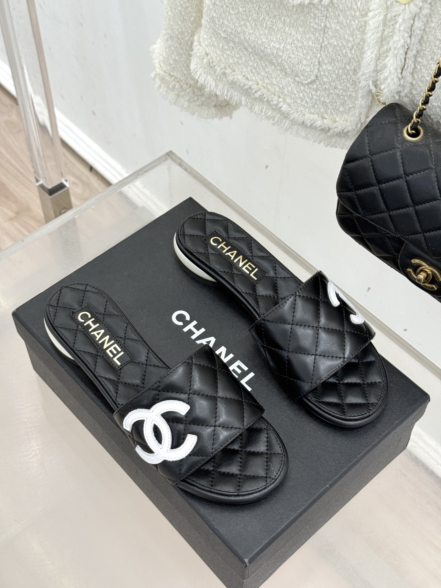 CHANE*｜小香经典巨型珍珠跟双C菱格拖鞋将法式浪漫与奢雅气场完美融合。经典菱格缝线复刻品牌精髓温润小