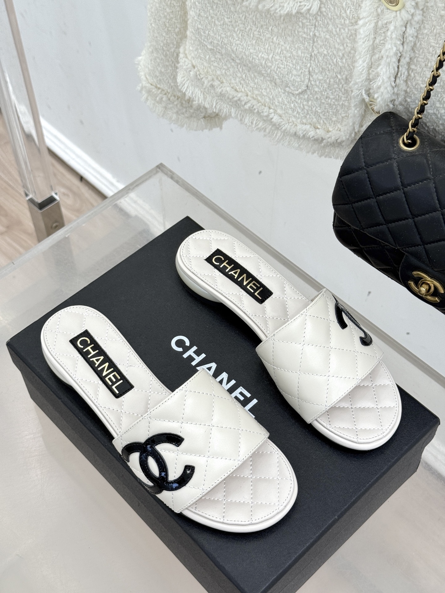 CHANE*｜小香经典巨型珍珠跟双C菱格拖鞋将法式浪漫与奢雅气场完美融合。经典菱格缝线复刻品牌精髓温润小