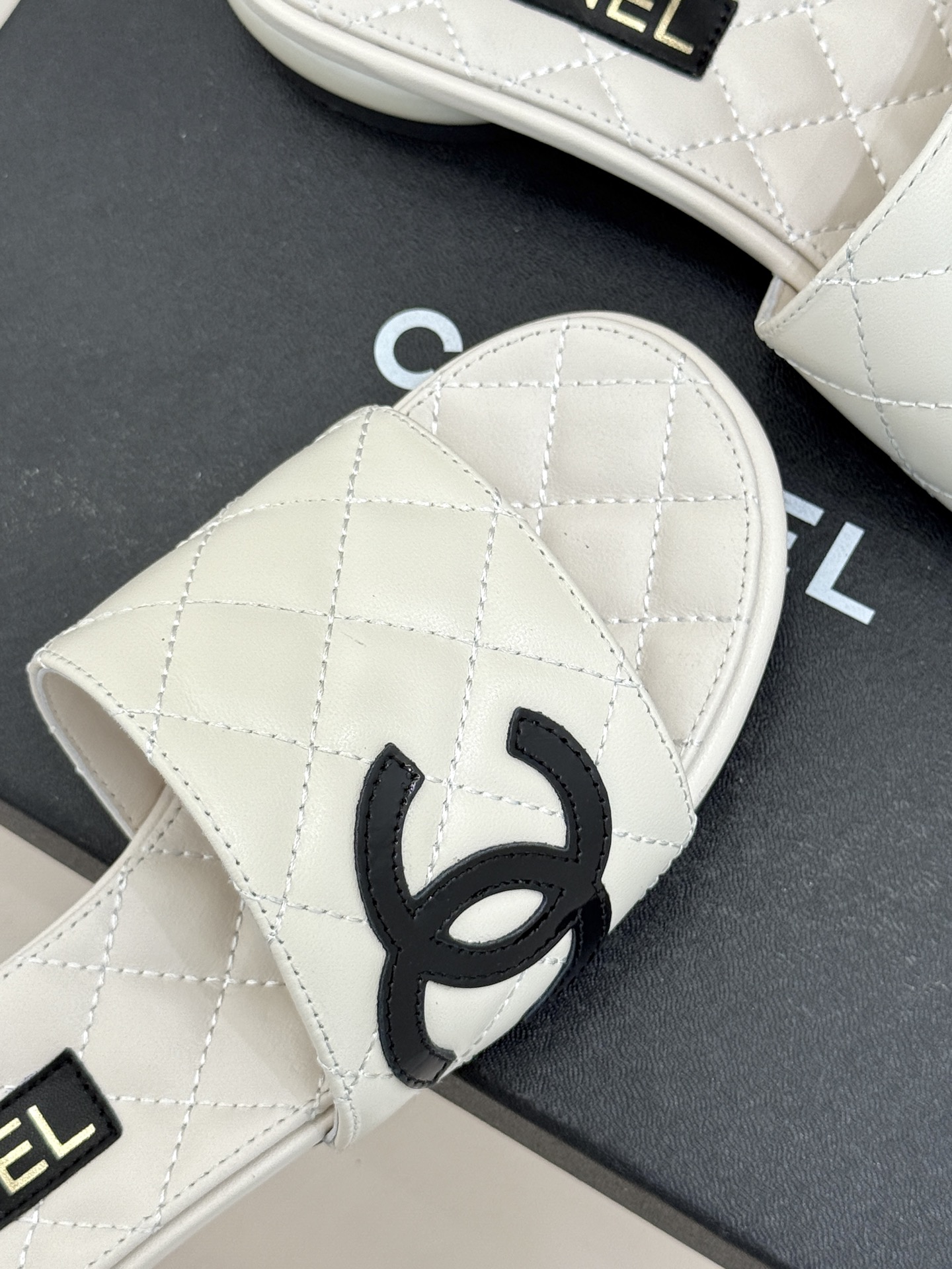 CHANE*｜小香经典巨型珍珠跟双C菱格拖鞋将法式浪漫与奢雅气场完美融合。经典菱格缝线复刻品牌精髓温润小