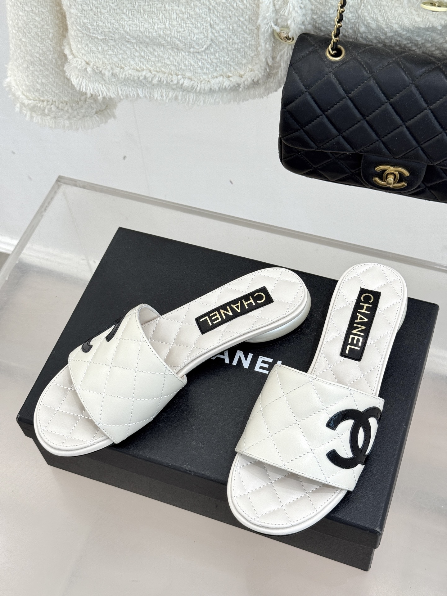 CHANE*｜小香经典巨型珍珠跟双C菱格拖鞋将法式浪漫与奢雅气场完美融合。经典菱格缝线复刻品牌精髓温润小