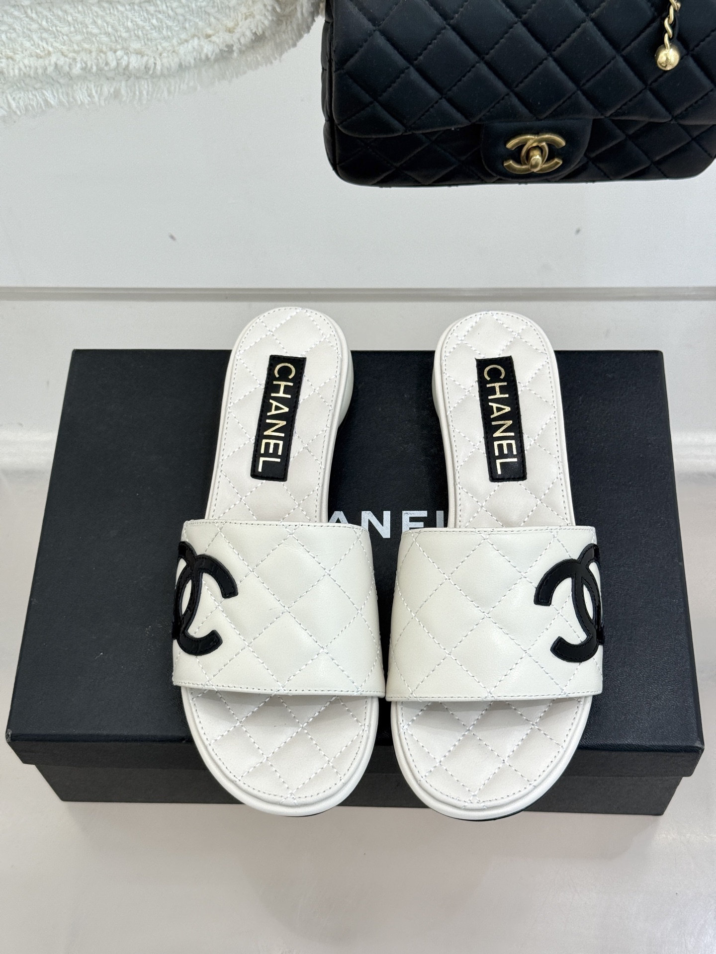 CHANE*｜小香经典巨型珍珠跟双C菱格拖鞋将法式浪漫与奢雅气场完美融合。经典菱格缝线复刻品牌精髓温润小