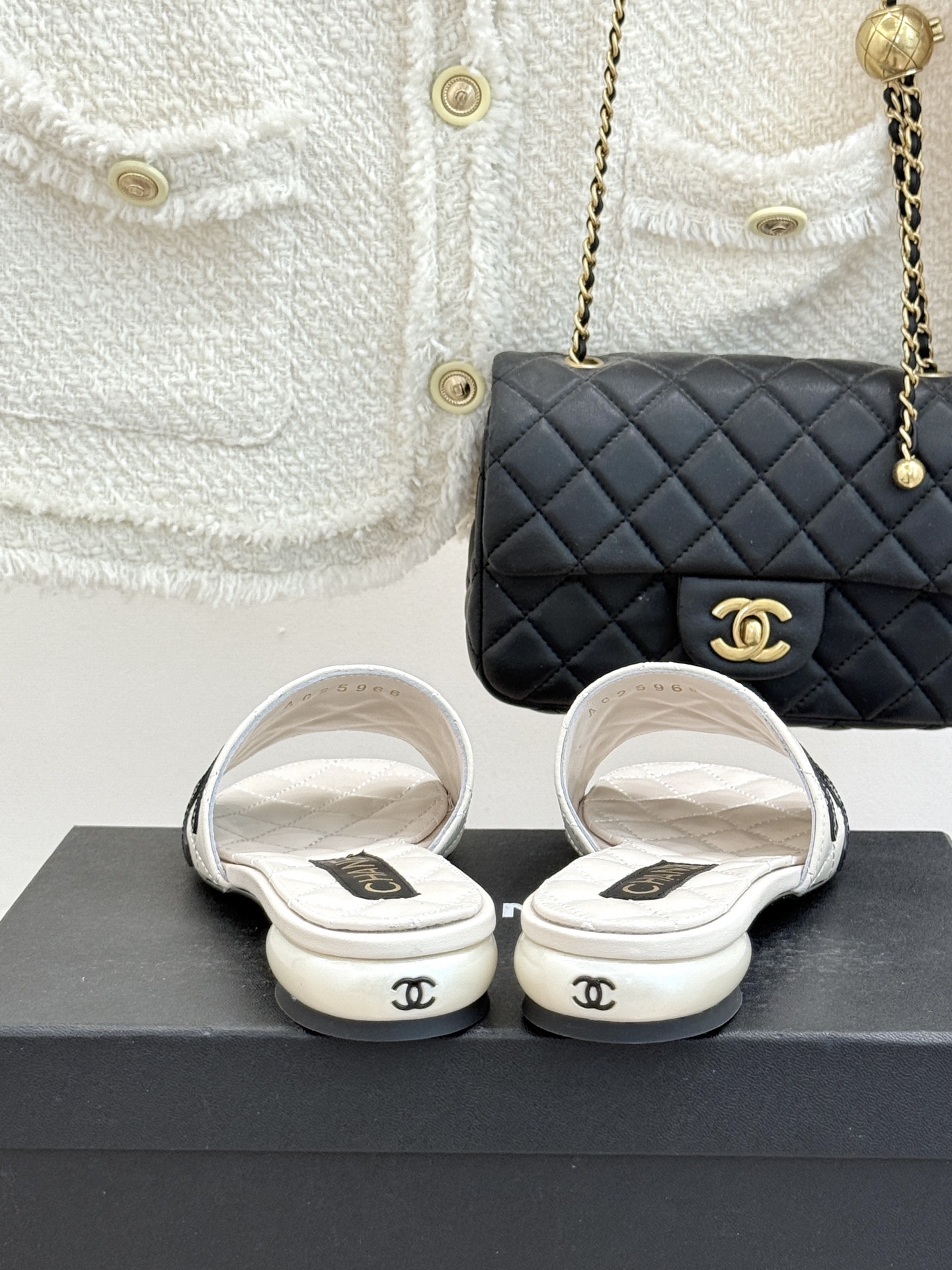 CHANE*｜小香经典巨型珍珠跟双C菱格拖鞋将法式浪漫与奢雅气场完美融合。经典菱格缝线复刻品牌精髓温润小