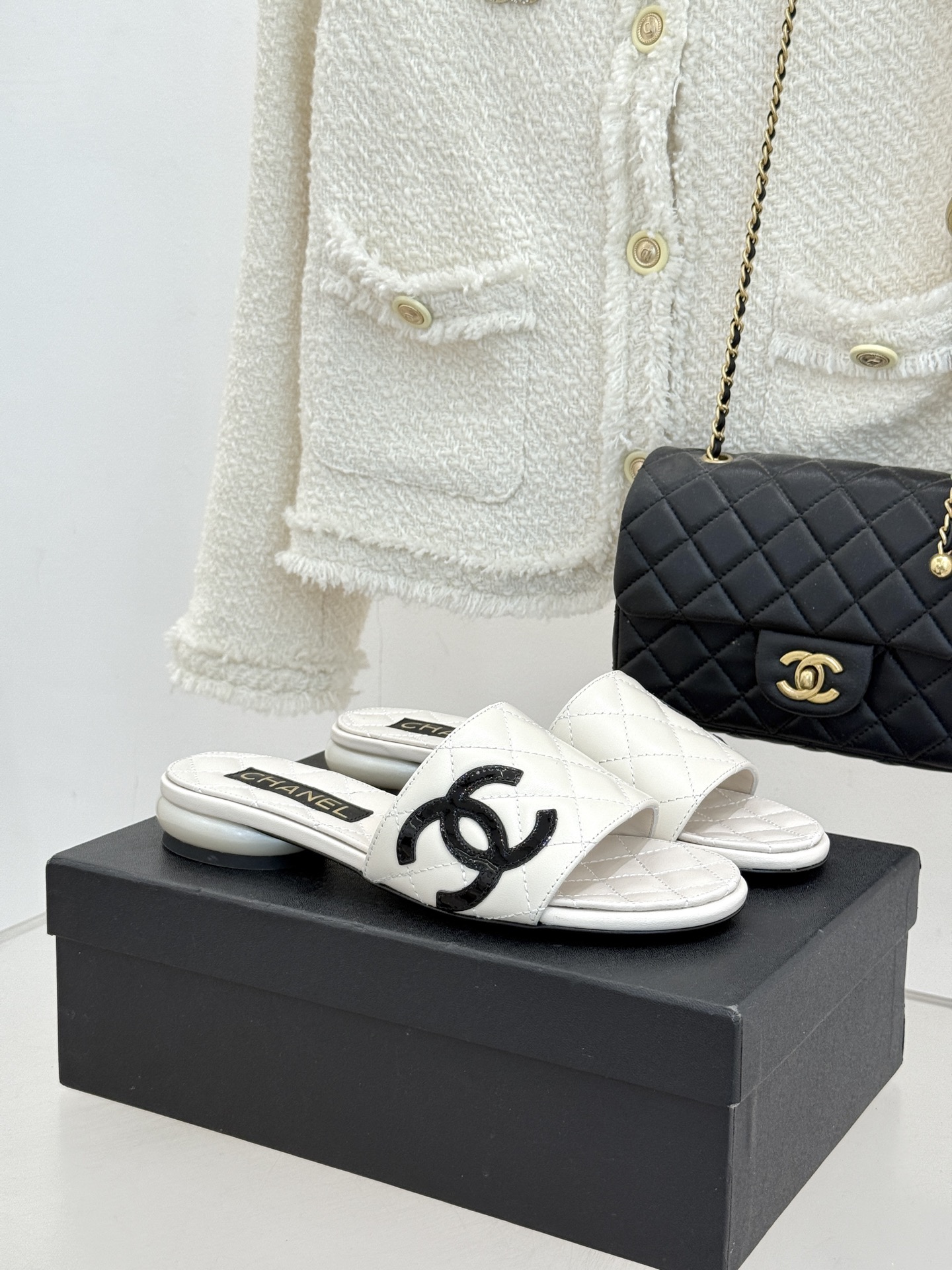 CHANE*｜小香经典巨型珍珠跟双C菱格拖鞋将法式浪漫与奢雅气场完美融合。经典菱格缝线复刻品牌精髓温润小