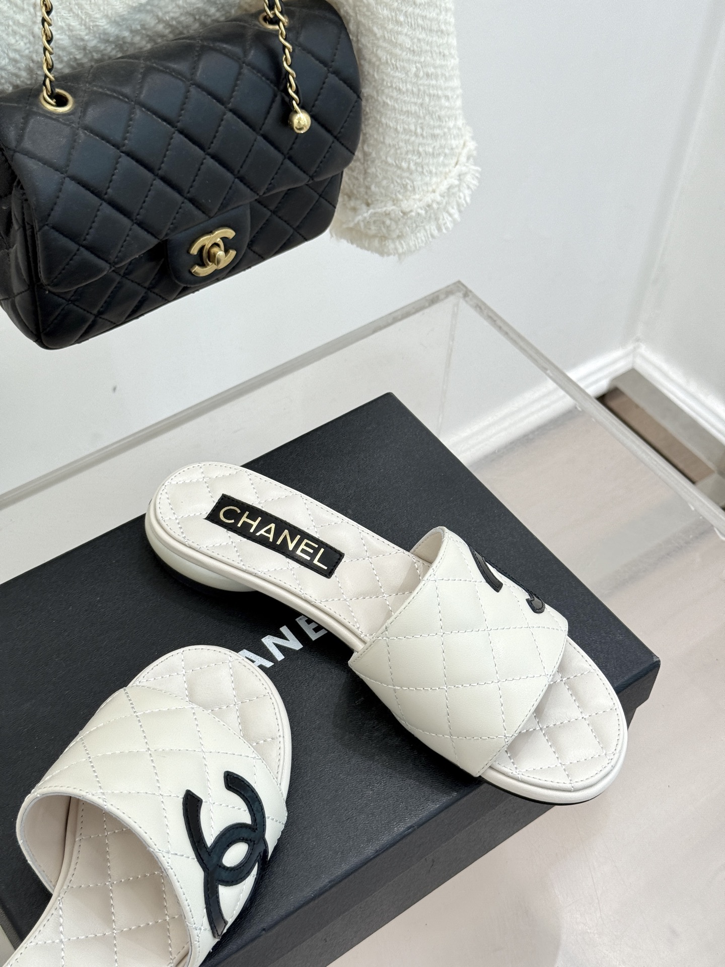 CHANE*｜小香经典巨型珍珠跟双C菱格拖鞋将法式浪漫与奢雅气场完美融合。经典菱格缝线复刻品牌精髓温润小