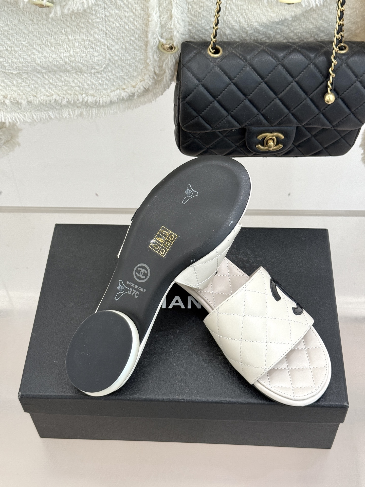 CHANE*｜小香经典巨型珍珠跟双C菱格拖鞋将法式浪漫与奢雅气场完美融合。经典菱格缝线复刻品牌精髓温润小