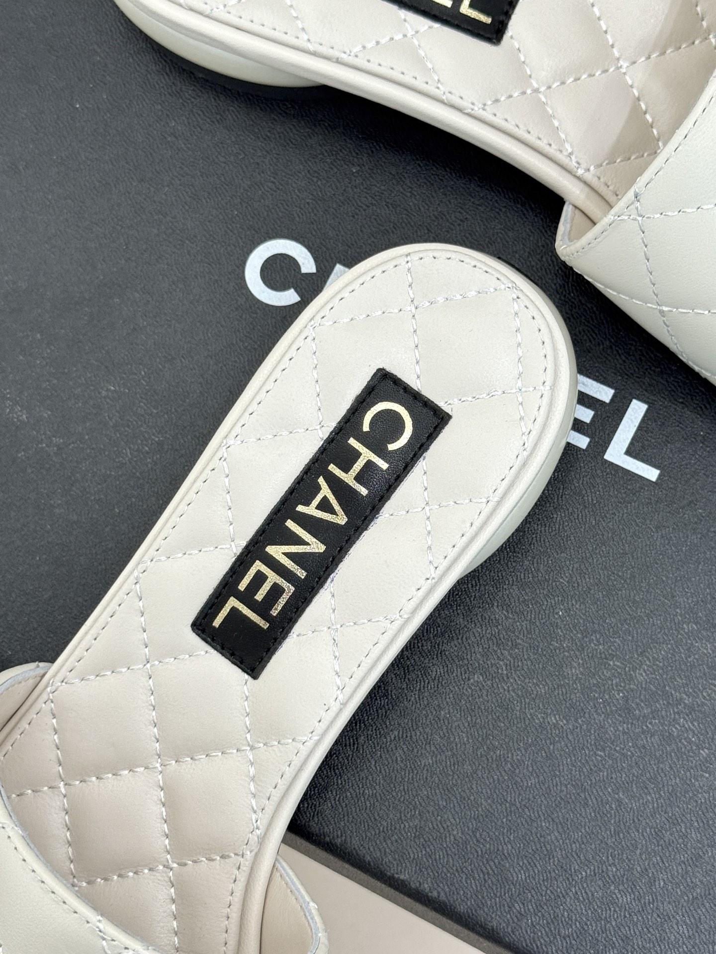 CHANE*｜小香经典巨型珍珠跟双C菱格拖鞋将法式浪漫与奢雅气场完美融合。经典菱格缝线复刻品牌精髓温润小