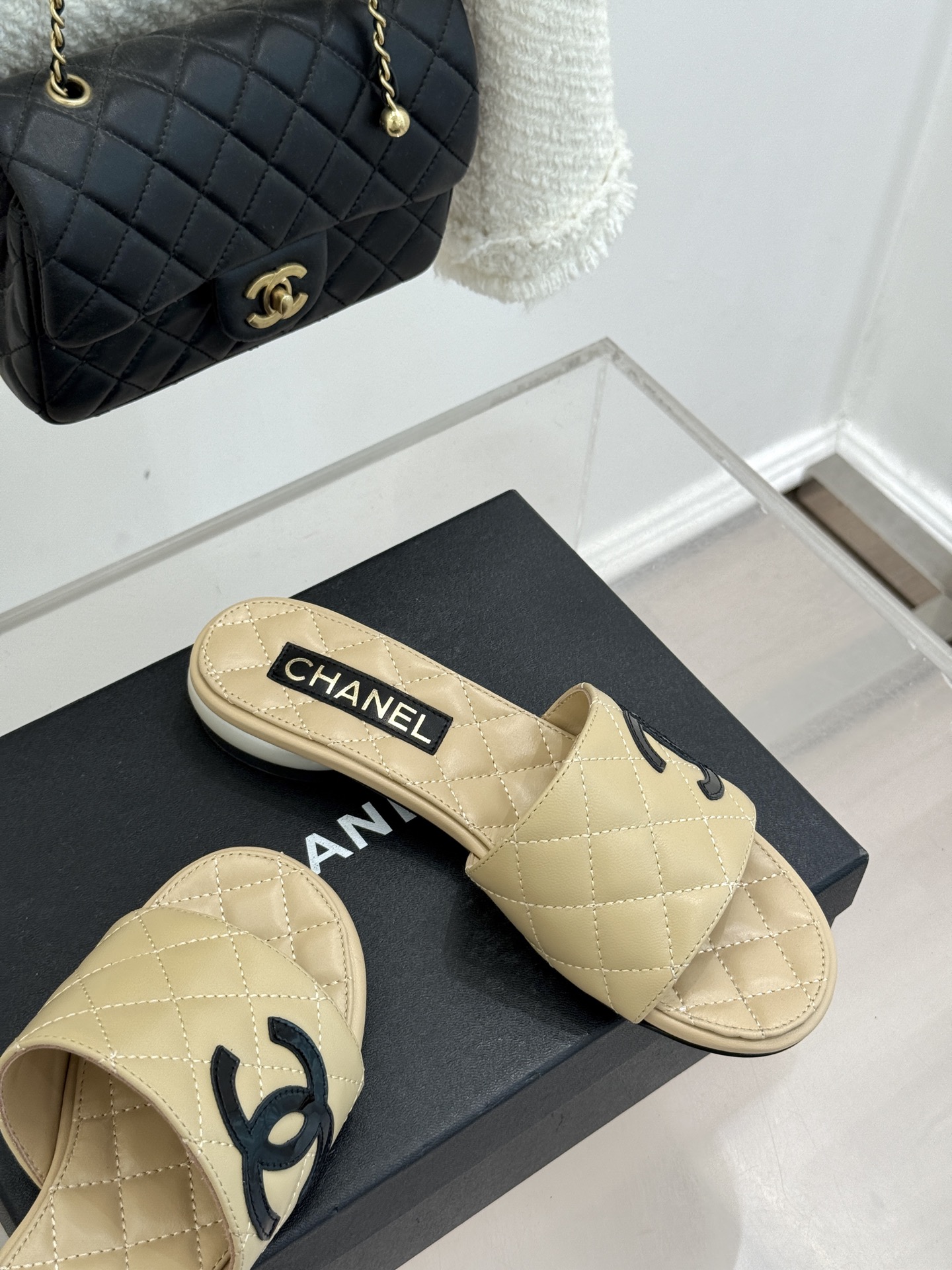 CHANE*｜小香经典巨型珍珠跟双C菱格拖鞋将法式浪漫与奢雅气场完美融合。经典菱格缝线复刻品牌精髓温润小