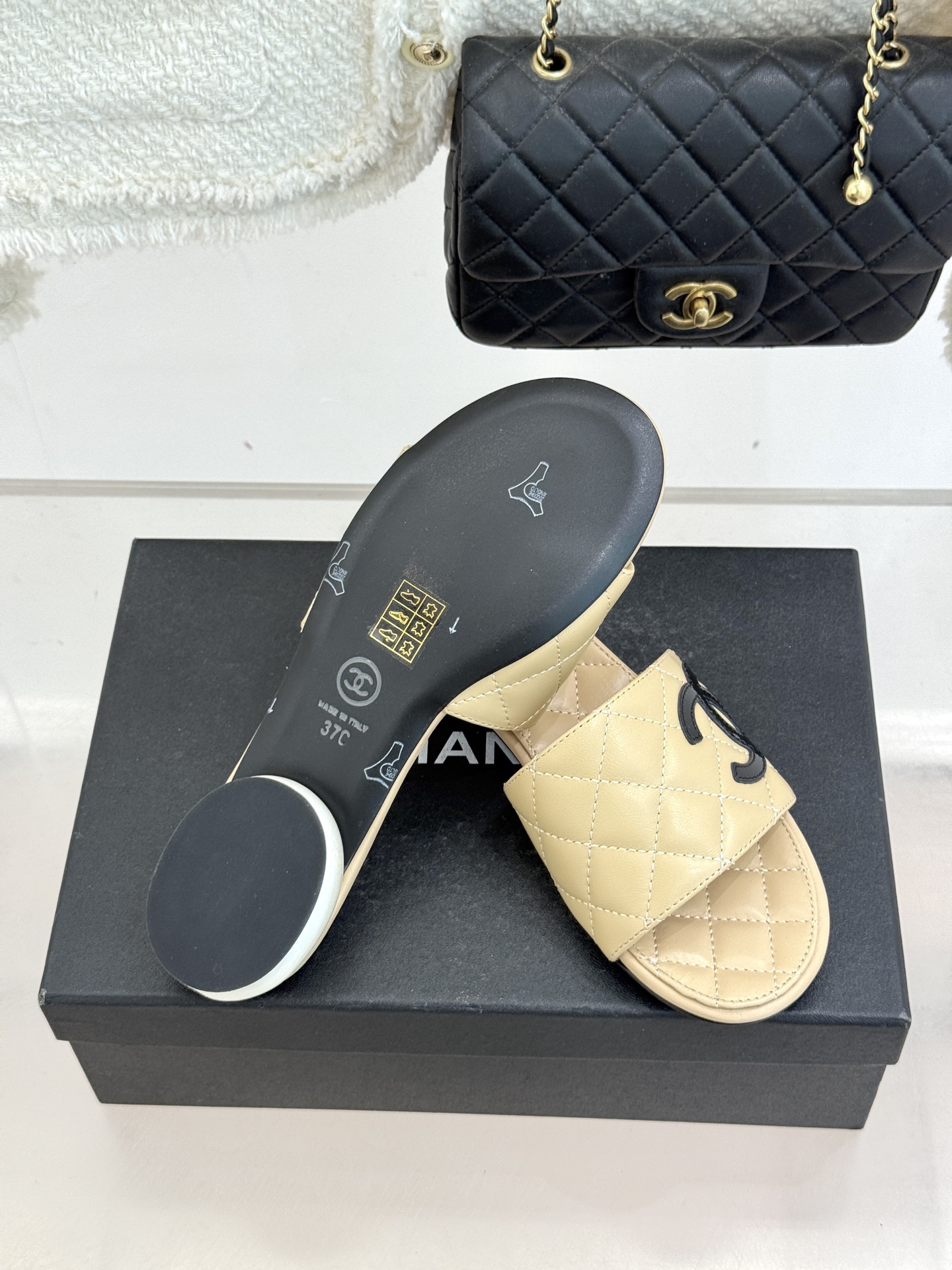 CHANE*｜小香经典巨型珍珠跟双C菱格拖鞋将法式浪漫与奢雅气场完美融合。经典菱格缝线复刻品牌精髓温润小