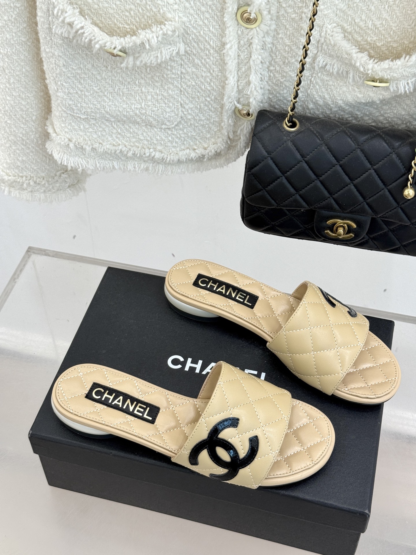 CHANE*｜小香经典巨型珍珠跟双C菱格拖鞋将法式浪漫与奢雅气场完美融合。经典菱格缝线复刻品牌精髓温润小