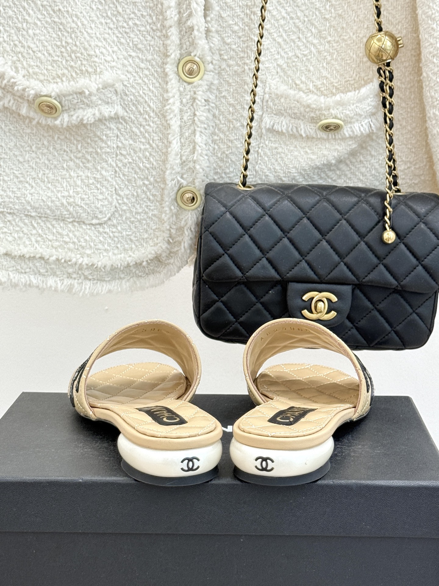 CHANE*｜小香经典巨型珍珠跟双C菱格拖鞋将法式浪漫与奢雅气场完美融合。经典菱格缝线复刻品牌精髓温润小