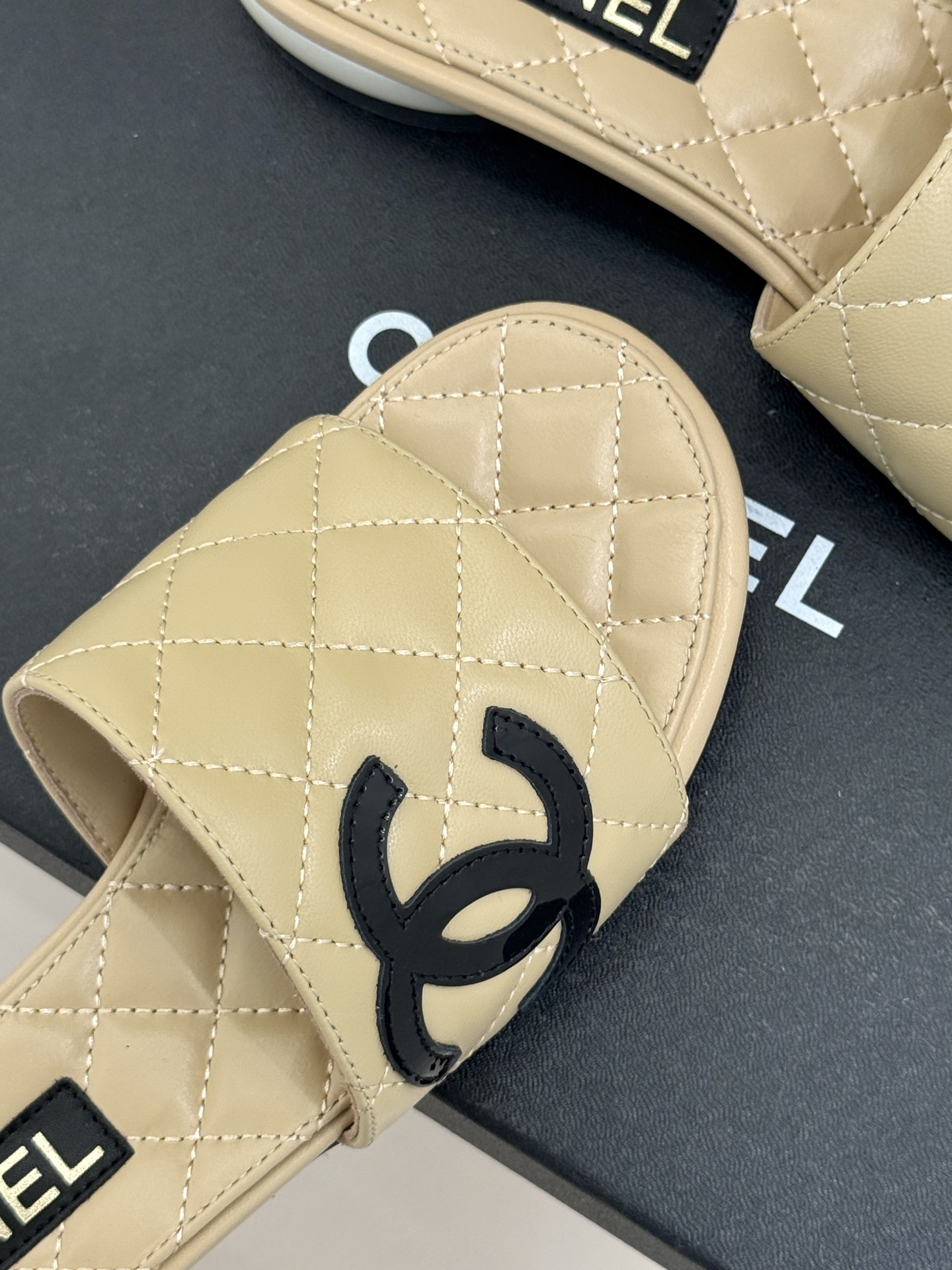 CHANE*｜小香经典巨型珍珠跟双C菱格拖鞋将法式浪漫与奢雅气场完美融合。经典菱格缝线复刻品牌精髓温润小