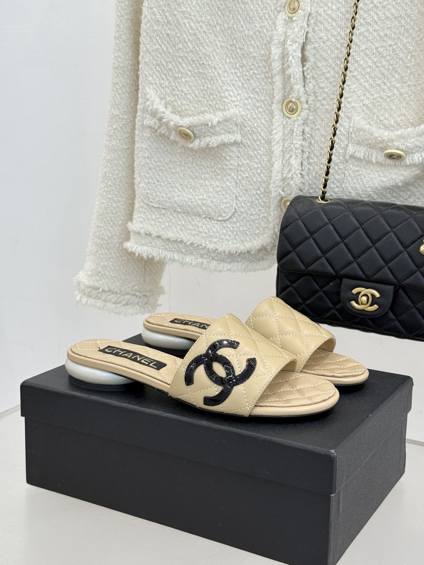 CHANE*｜小香经典巨型珍珠跟双C菱格拖鞋将法式浪漫与奢雅气场完美融合。经典菱格缝线复刻品牌精髓温润小