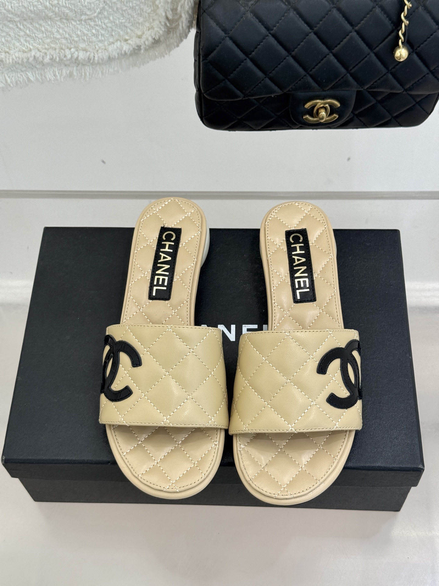 CHANE*｜小香经典巨型珍珠跟双C菱格拖鞋将法式浪漫与奢雅气场完美融合。经典菱格缝线复刻品牌精髓温润小