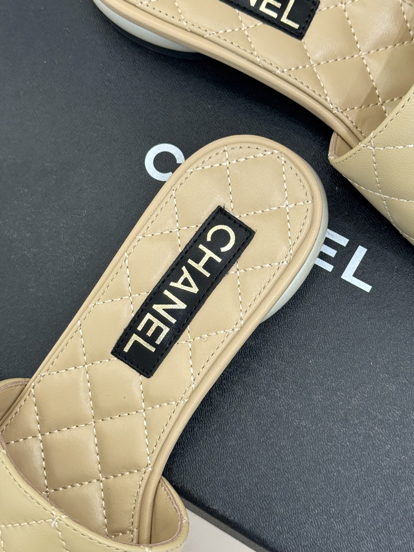 CHANE*｜小香经典巨型珍珠跟双C菱格拖鞋将法式浪漫与奢雅气场完美融合。经典菱格缝线复刻品牌精髓温润小