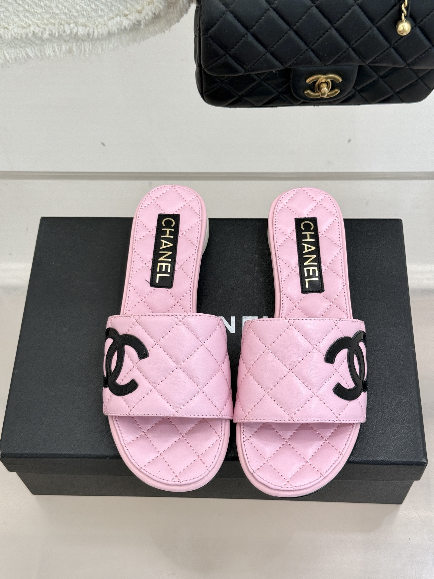 CHANE*｜小香经典巨型珍珠跟双C菱格拖鞋将法式浪漫与奢雅气场完美融合。经典菱格缝线复刻品牌精髓温润小