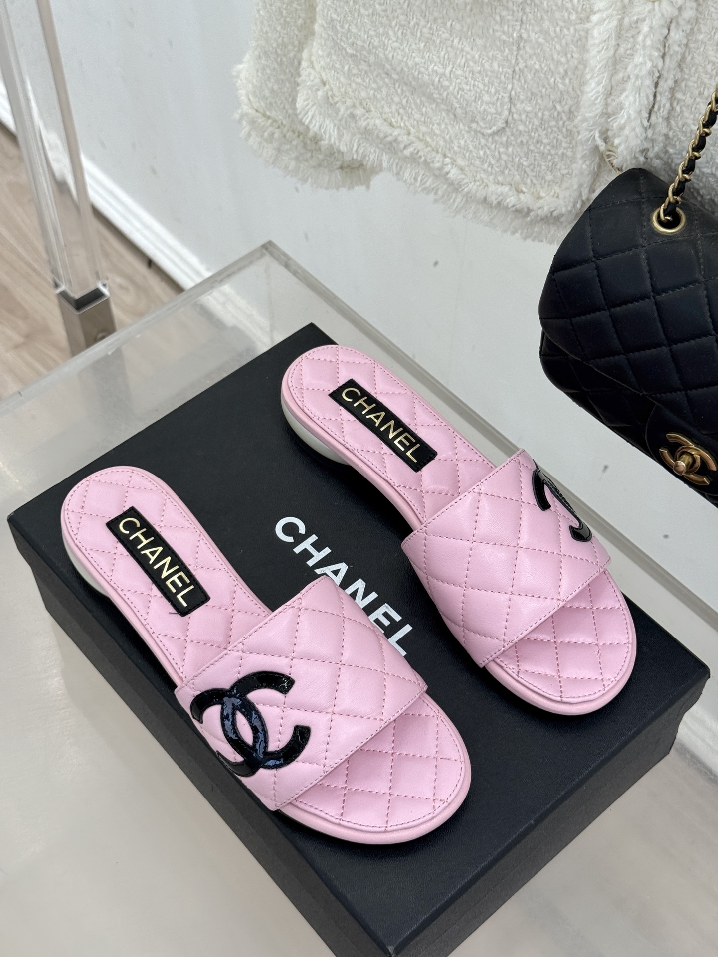 CHANE*｜小香经典巨型珍珠跟双C菱格拖鞋将法式浪漫与奢雅气场完美融合。经典菱格缝线复刻品牌精髓温润小