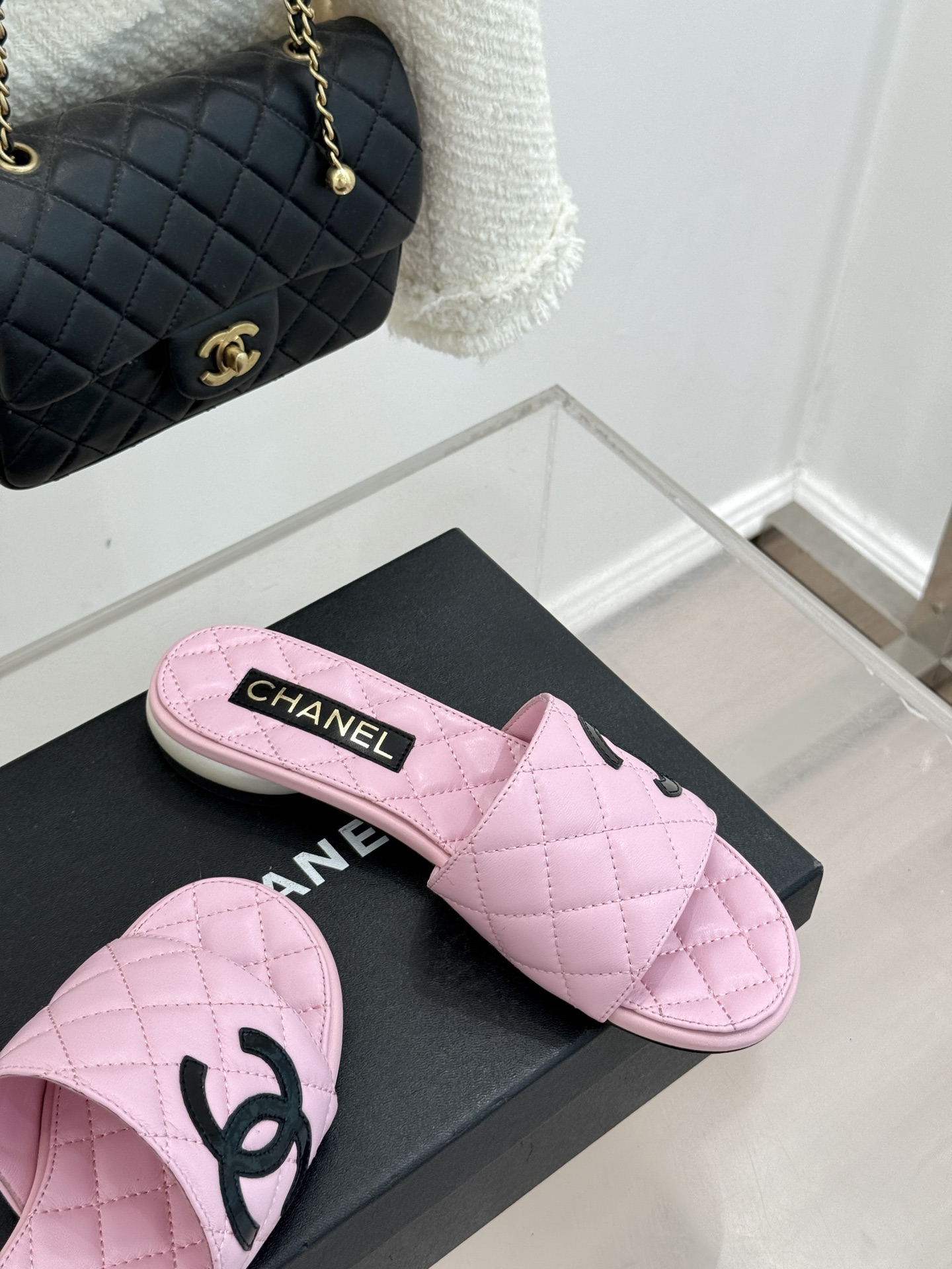 CHANE*｜小香经典巨型珍珠跟双C菱格拖鞋将法式浪漫与奢雅气场完美融合。经典菱格缝线复刻品牌精髓温润小