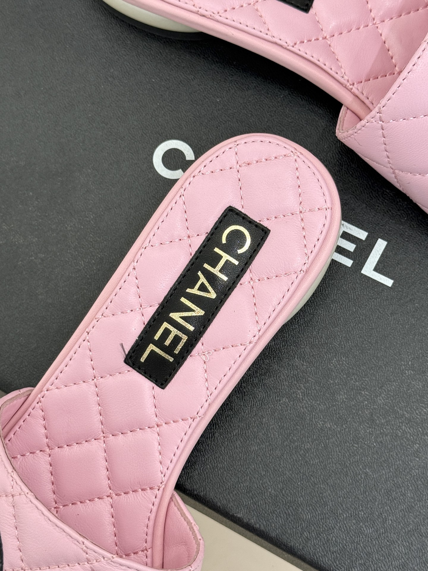 CHANE*｜小香经典巨型珍珠跟双C菱格拖鞋将法式浪漫与奢雅气场完美融合。经典菱格缝线复刻品牌精髓温润小