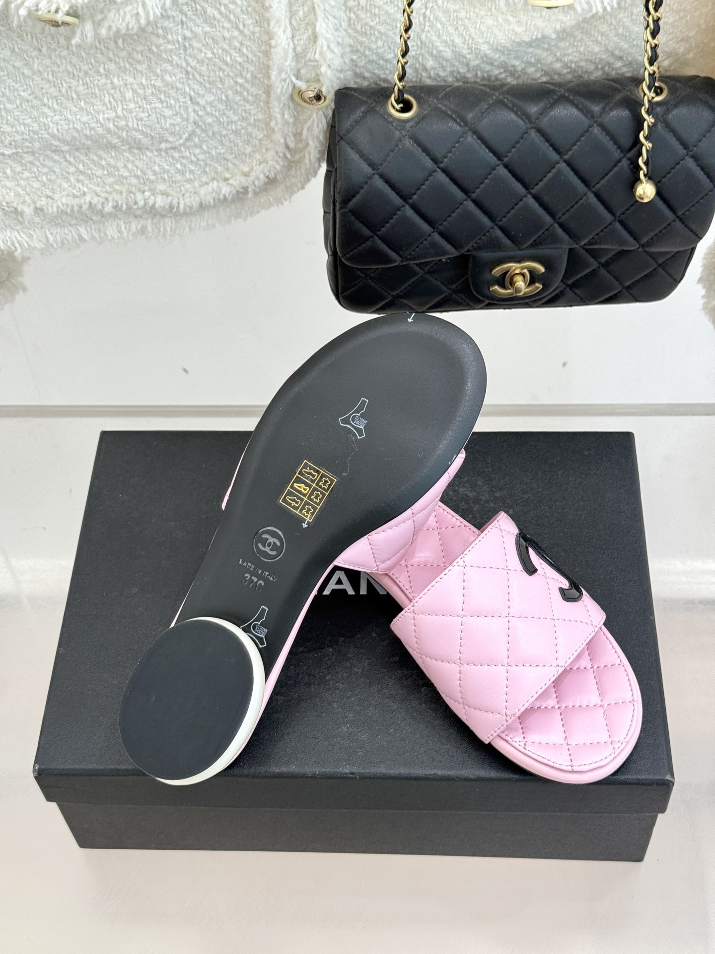 CHANE*｜小香经典巨型珍珠跟双C菱格拖鞋将法式浪漫与奢雅气场完美融合。经典菱格缝线复刻品牌精髓温润小